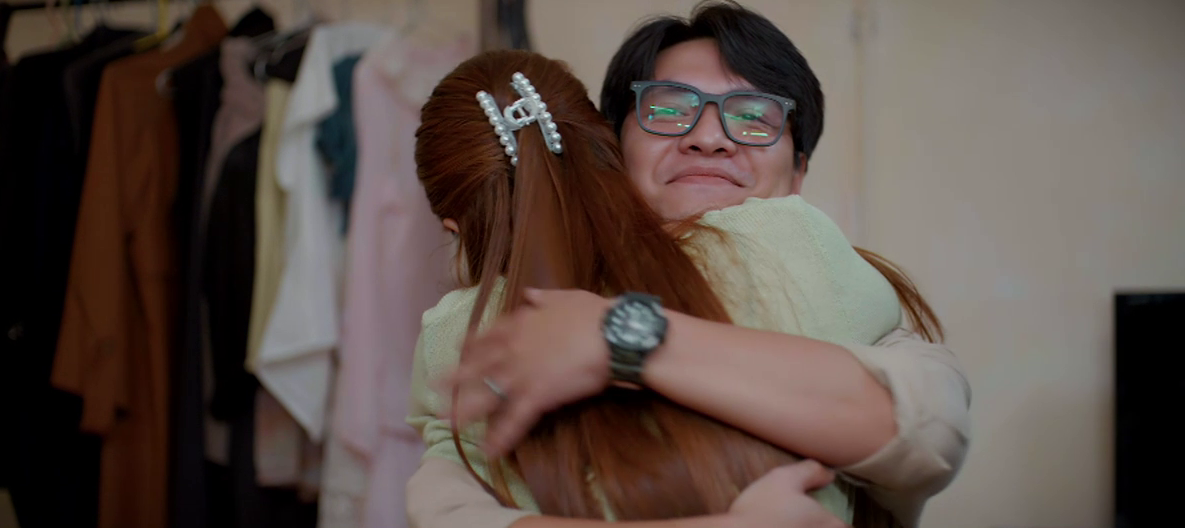 Lam khóc và ôm chặt Toàn sau khi làm lành.