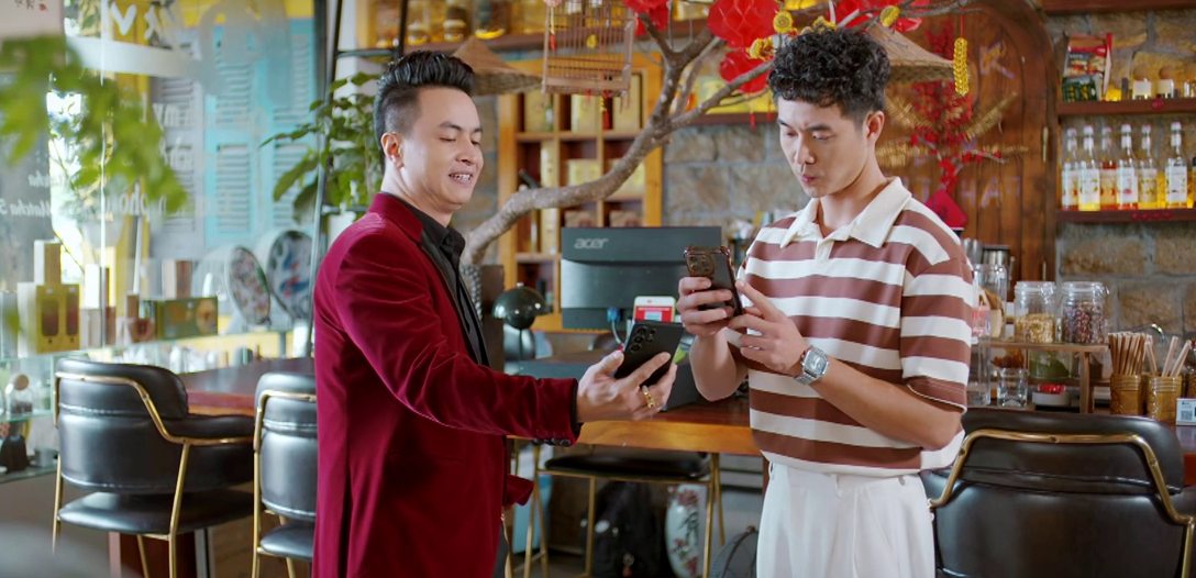 Dũng tỏ thái độ ghen khi Ngân nói chuyện với Tiền.
