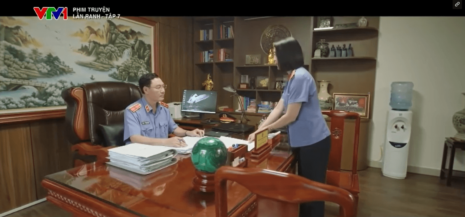 Bối cảnh tại phòng làm việc của Viện trưởng VKS tỉnh Việt Đông.