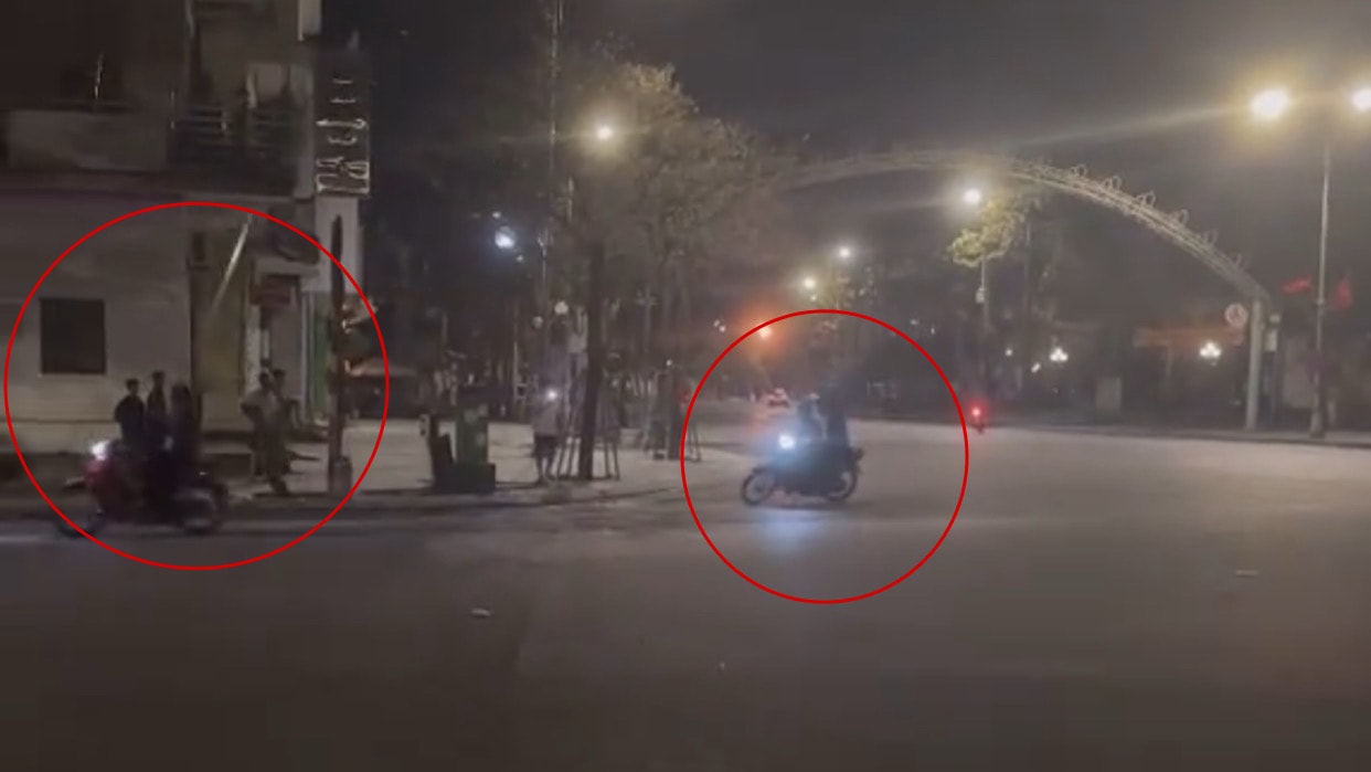 Thanh thiếu niên ngang nhiên cầm hung khí khi di chuyển tốc độ cao trên đường Hồ Tùng Mậu.