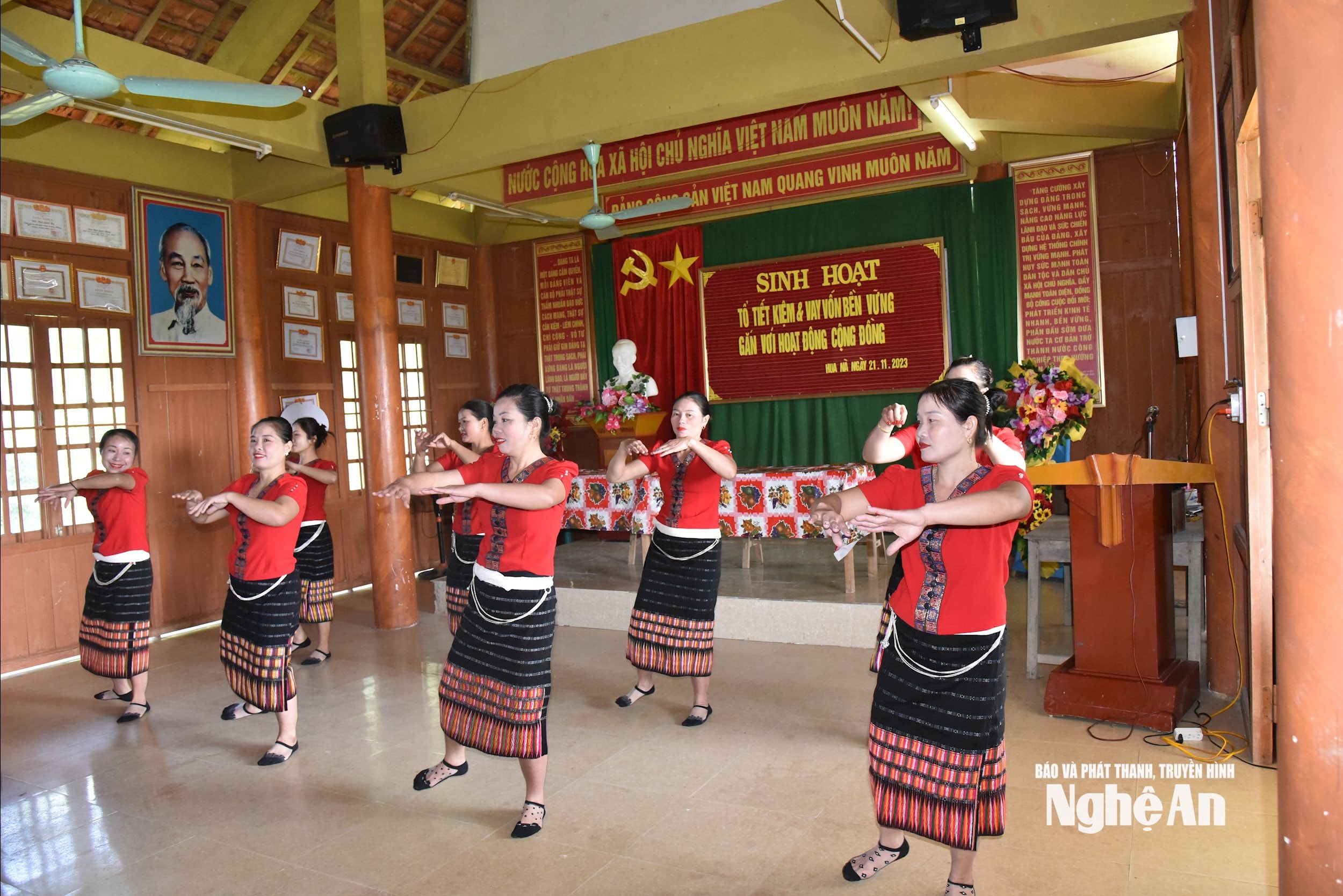 Tổ vay vốn bản Hua Nà xã Lục Dạ họp tổ kết hợp luyện tập múa dân gian