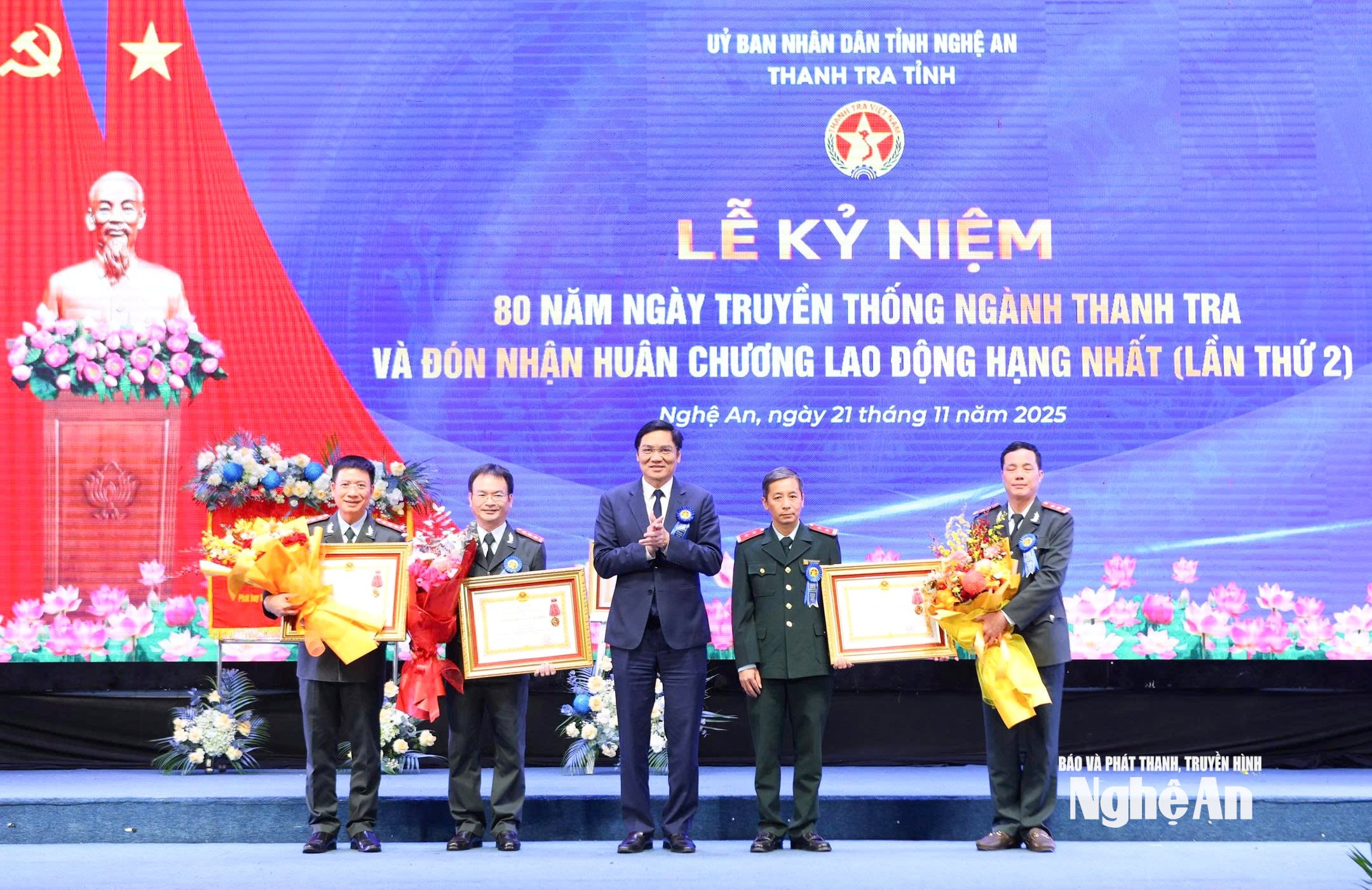  anh hiếu trao