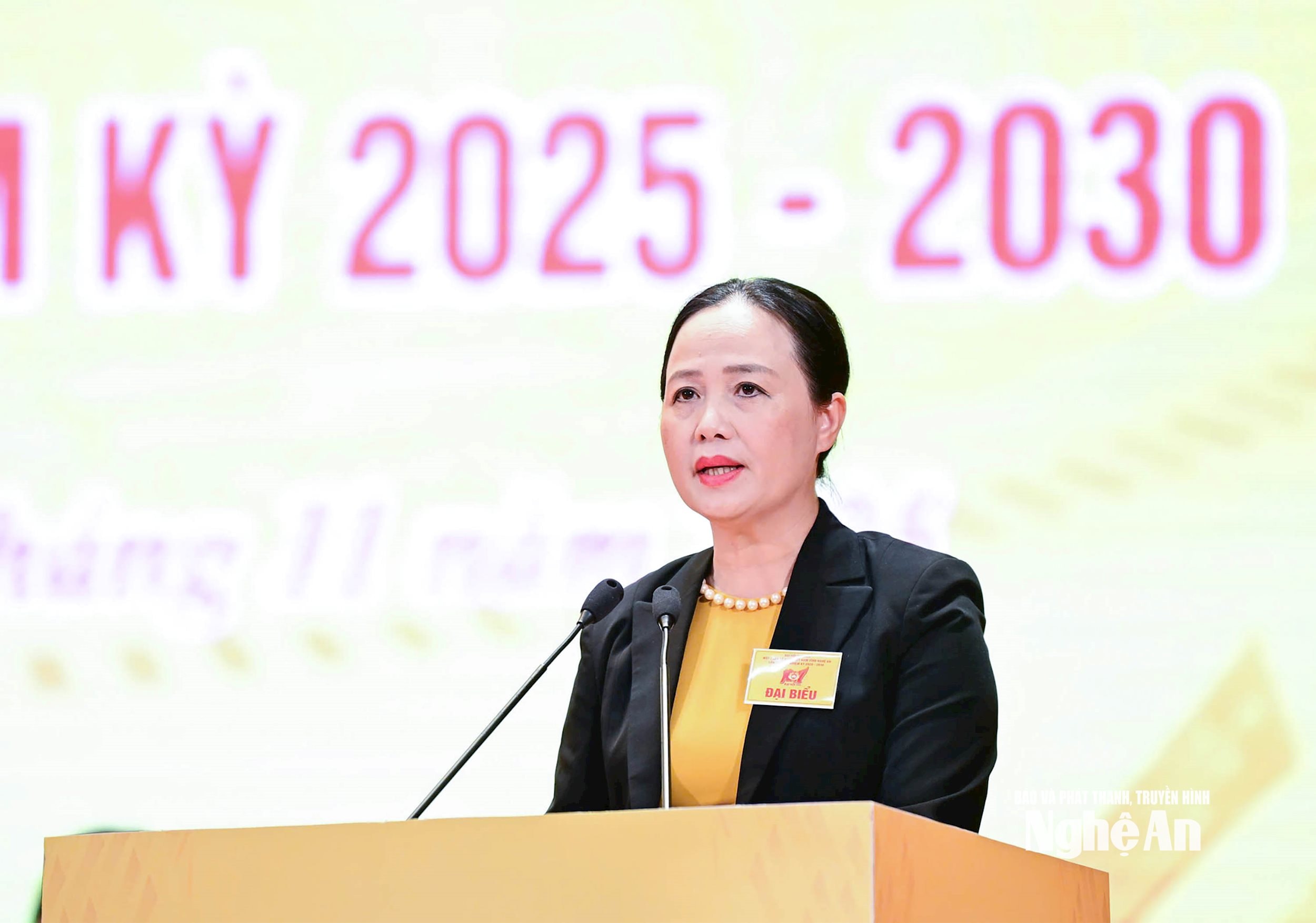  Bà Trần Thị Thu Hương - Phó Chủ tịch Uỷ ban MTTQ Việt Nam tỉnh báo cáo kết quả phiên thứ nhất Đại hội và hội nghị lần thứ nhất, Uỷ ban 