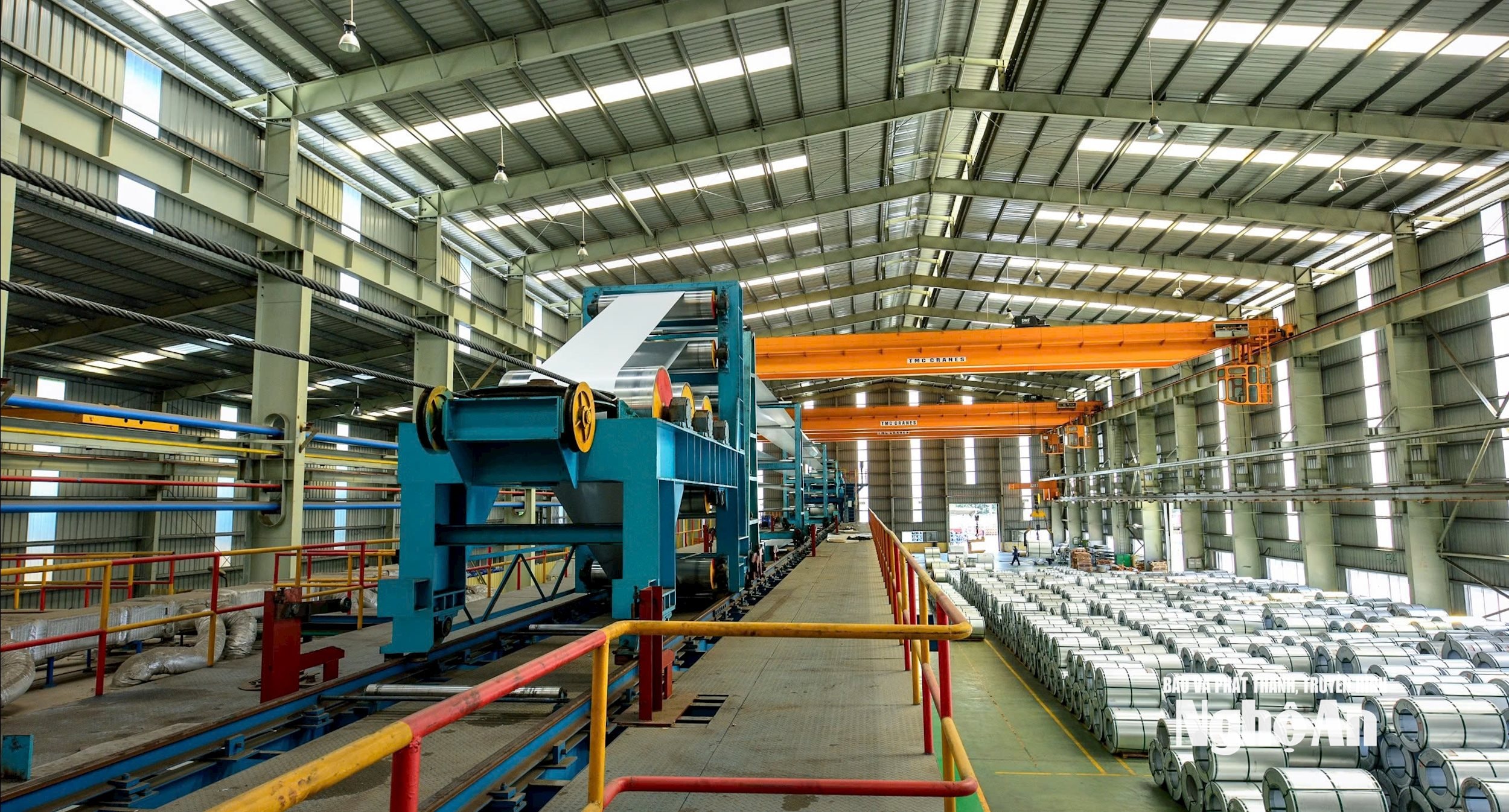 Dây chuyền sản xuất tại nhà máy tôn Hoa Sen. Ảnh: Thu Huyền
