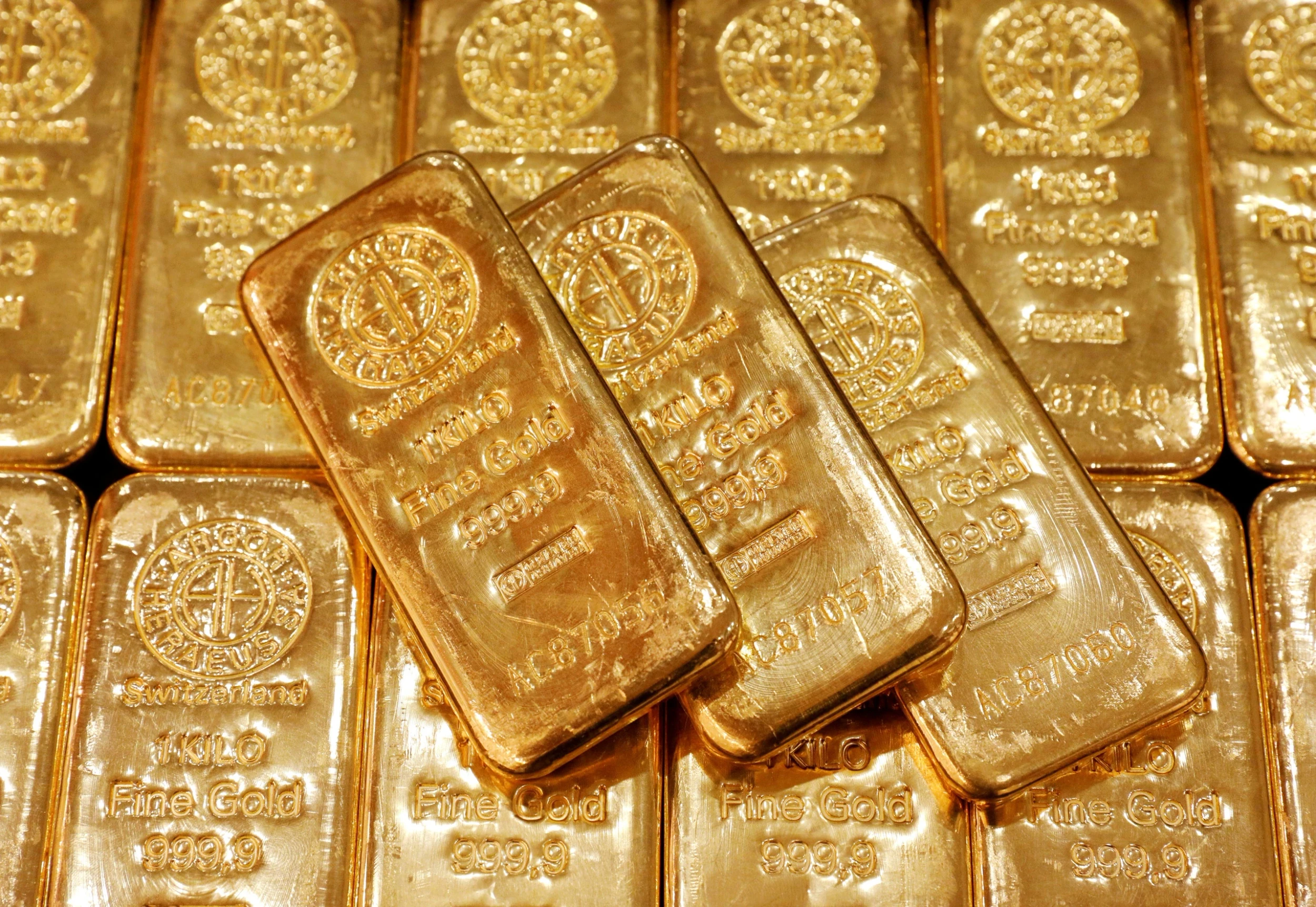 Giá vàng thế giới giảm nhẹ, SPDR Gold Trust bán ròng 4,3 tấn vàng