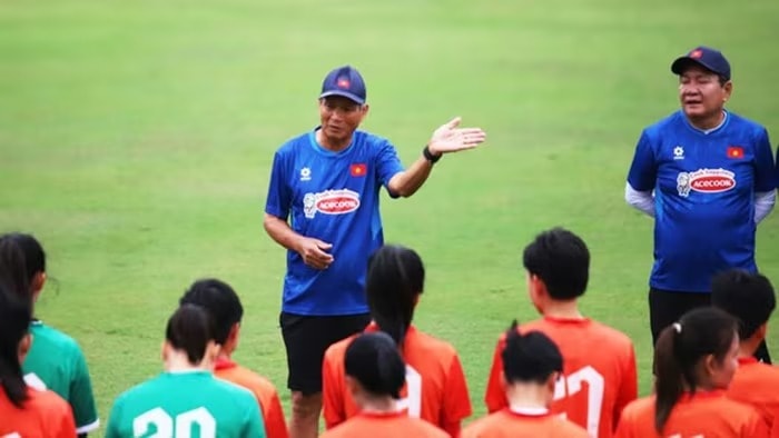 Huấn luyện viên Mai Đức Chung cùng các nữ tuyển thủ quốc gia bước vào chuyến tập huấn chất lượng trước thềm SEA Games 33.