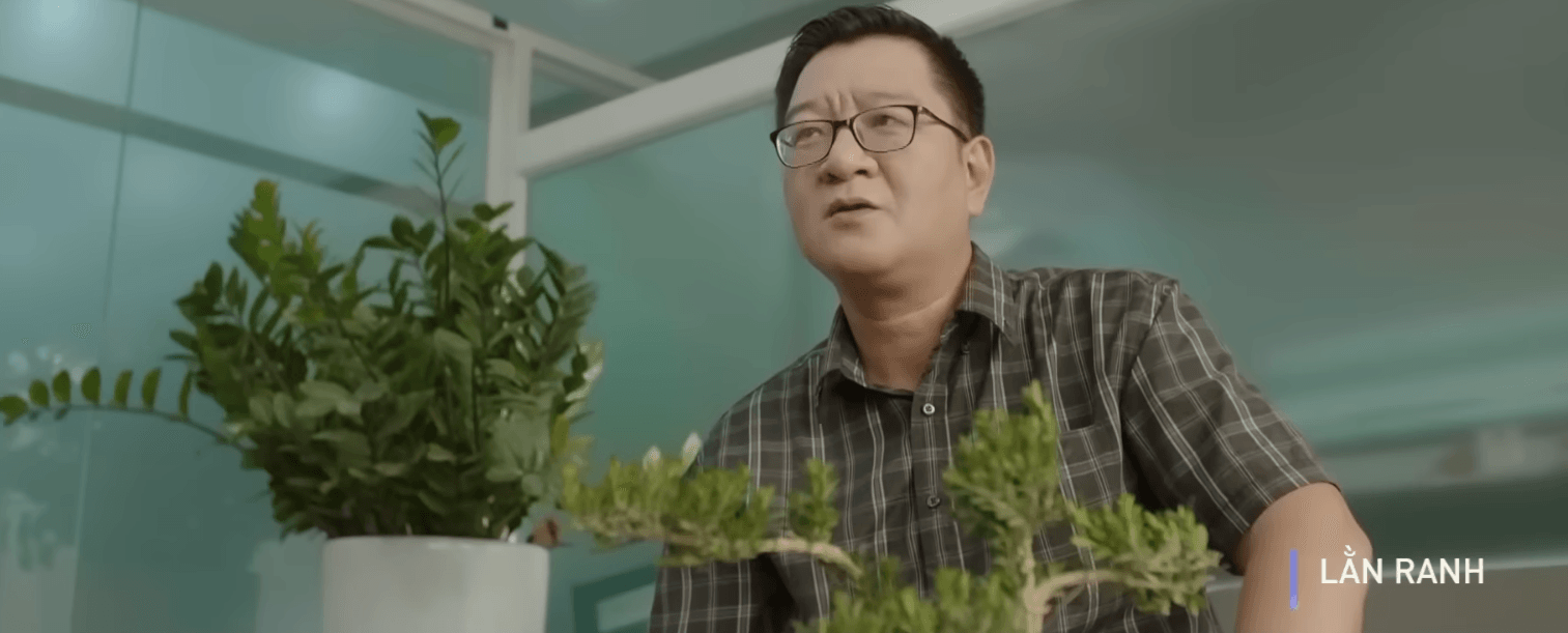 Lê Chỉnh tỏ vẻ suy tư trong cuộc nói chuyện với Khắc.