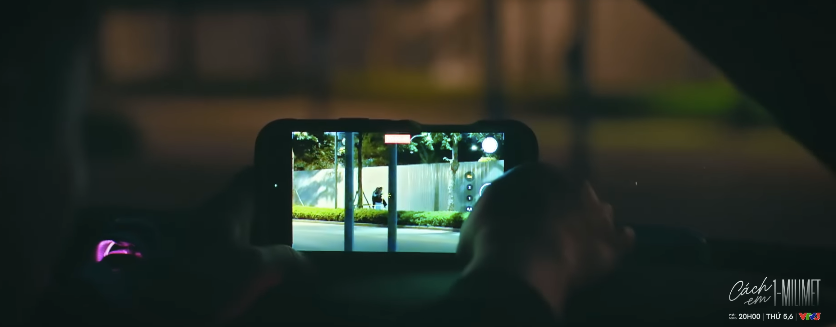 Cảnh trong phim Cách em 1 milimet tập 24, nhân vật Viễn đang cõng Ngân.