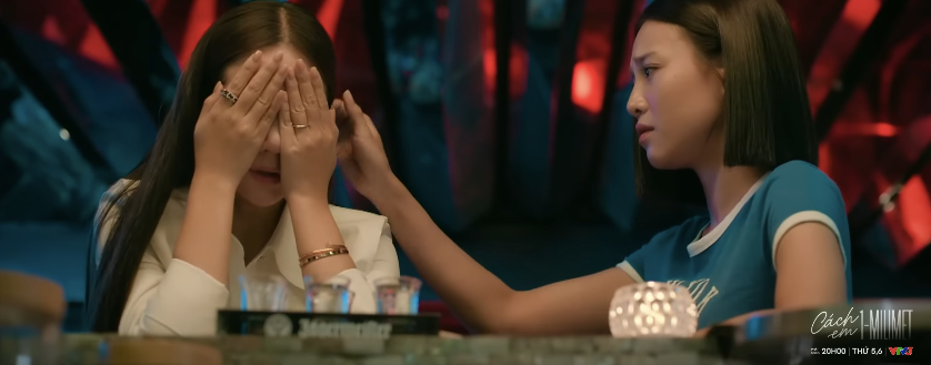 Cảnh trong phim Cách em 1 milimet tập 24, nhân vật Ngân đang nói chuyện trong trạng thái say.