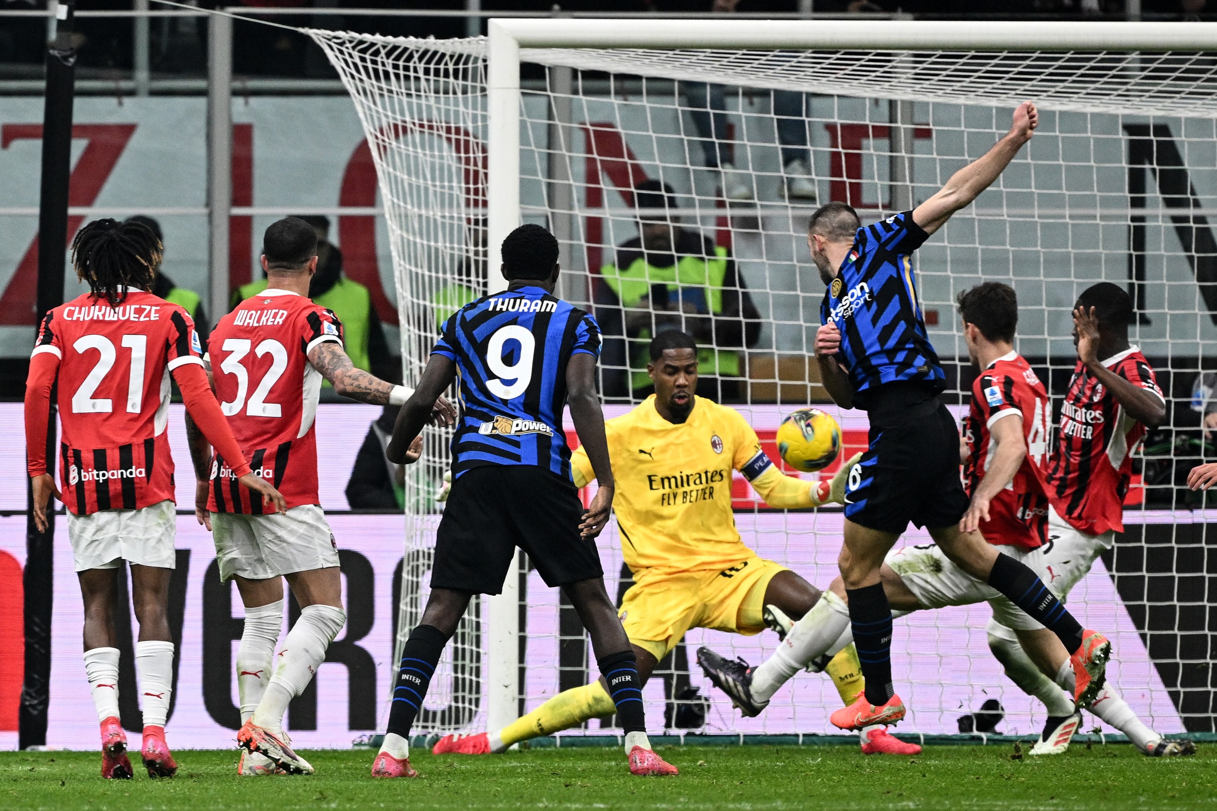 国际米兰对阵AC米兰的预测与分析：上半场结束前的致命一击