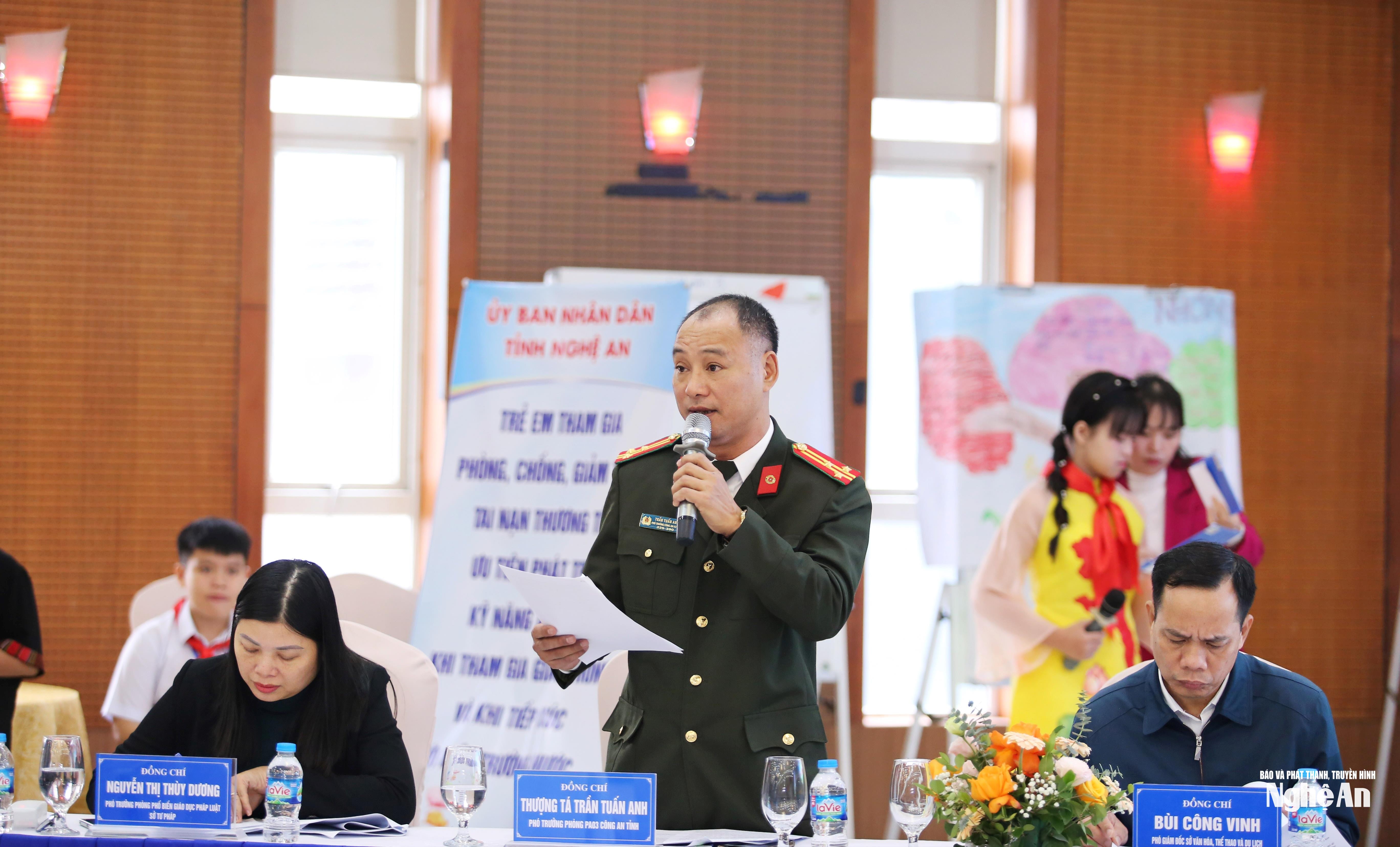 Đại diện Công an tỉnh trả lời các vấn đề của các đại biểu nêu trong diễn 