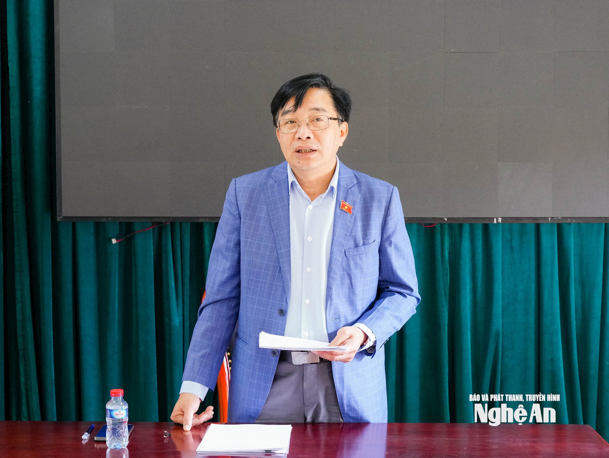 chủ trì