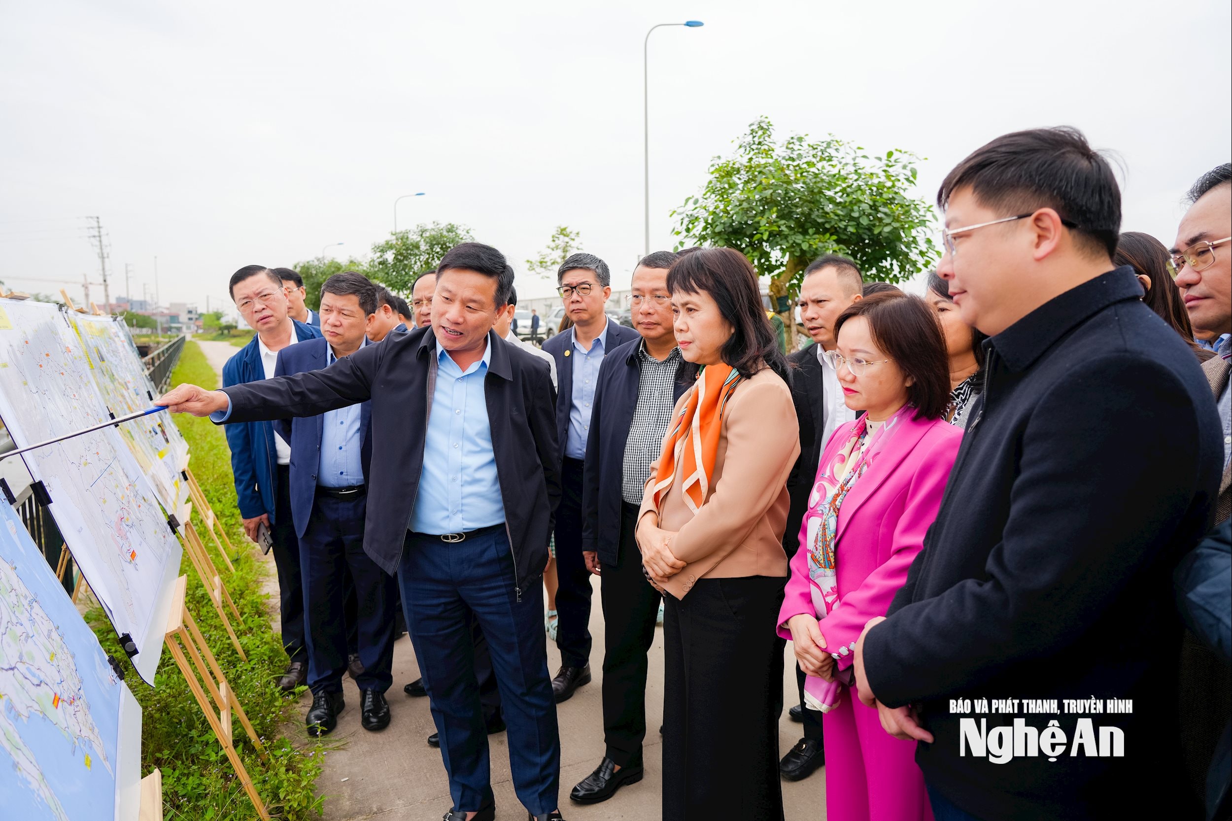 Đoàn khảo sát điểm đầu tuyến tại xã Hưng Nguyên (Nghệ An). Ảnh: Thanh Lê