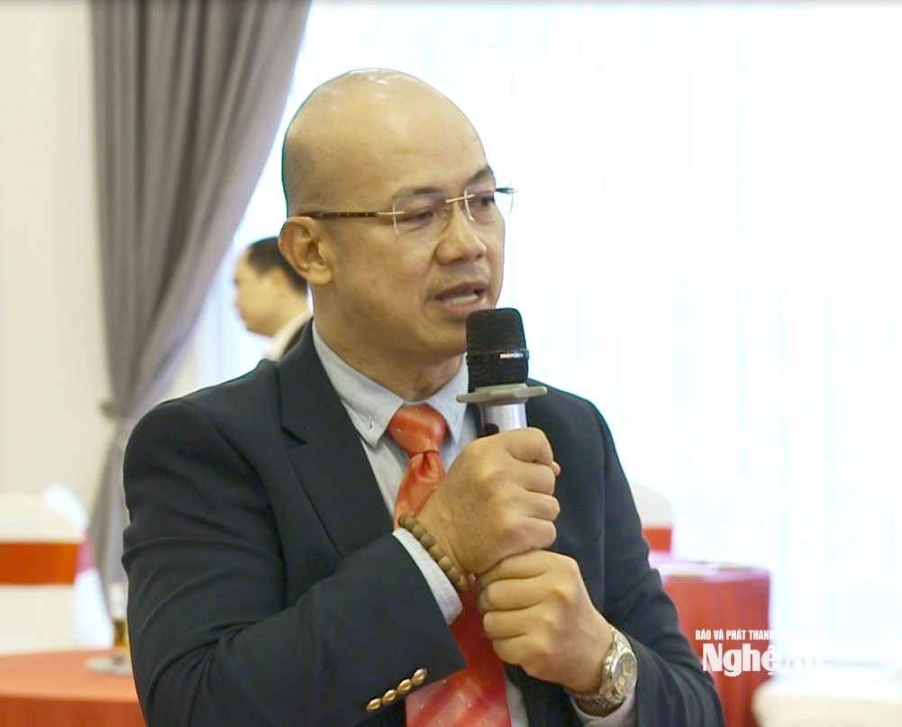 آقای تران هو تای - گردآورنده داستان کیو. مترجمان باید توجه داشته باشند که برای کمک به خوانندگان بین‌المللی در درک قالب شعر سنتی ویتنامی، باید به این نکته توجه کنند.