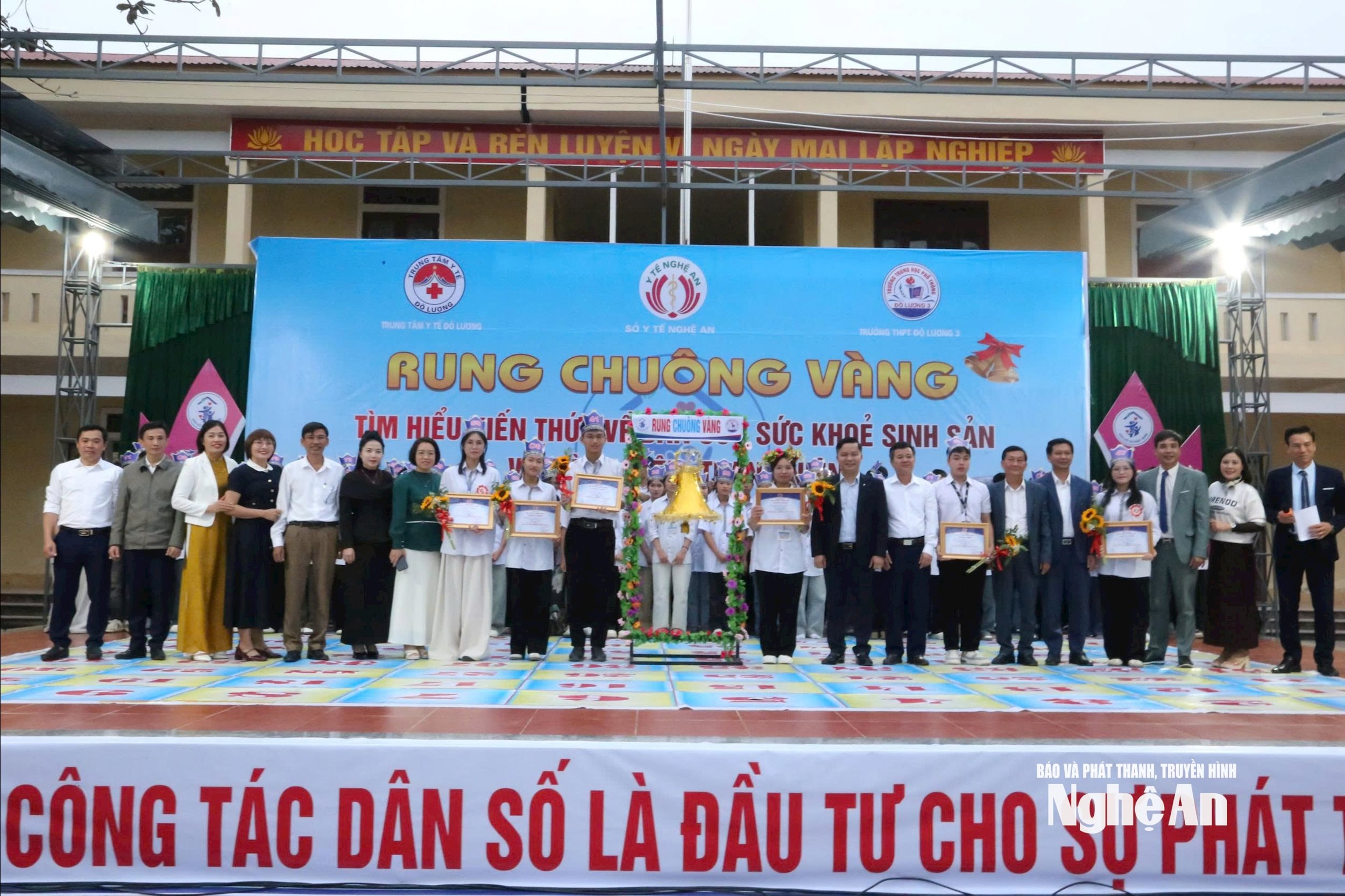 Ban tổ chức chụp ảnh với các thí sinh đạt giải tại cuộc thi. Ảnh -Mỹ Hà