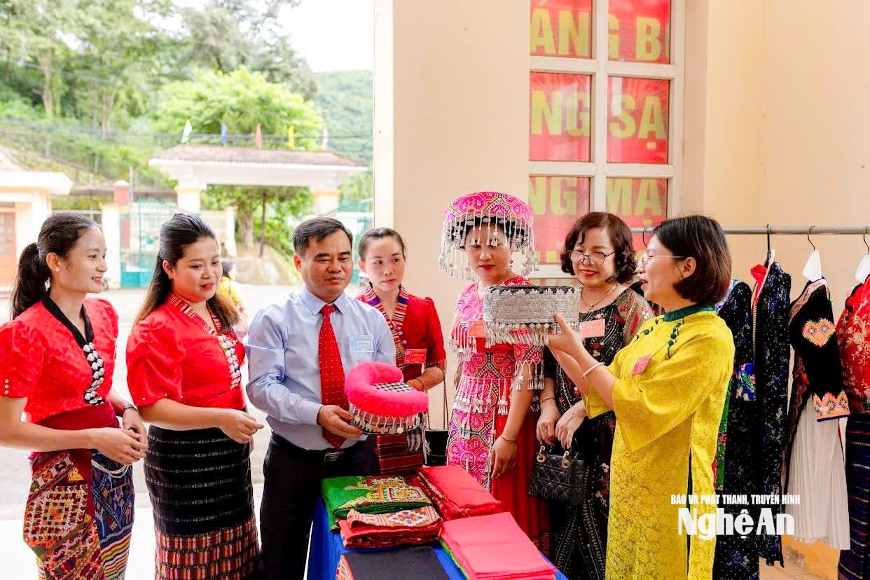 Các đại biểu tham quan gian hàng trưng bày tại Đại hội đại biểu Phụ nữ xã Nậm Cắn