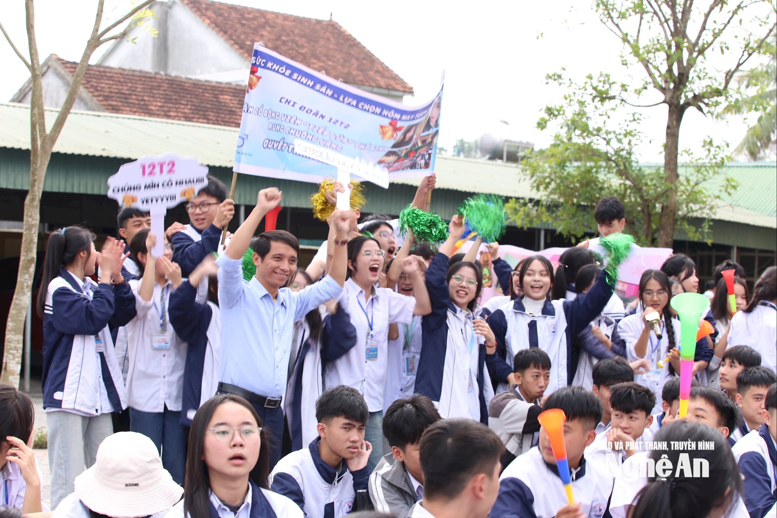 Các giáo viên và học sinh hào hứng cổ vũ cho các thí sinh dự thi. Ảnh - Mỹ Hà