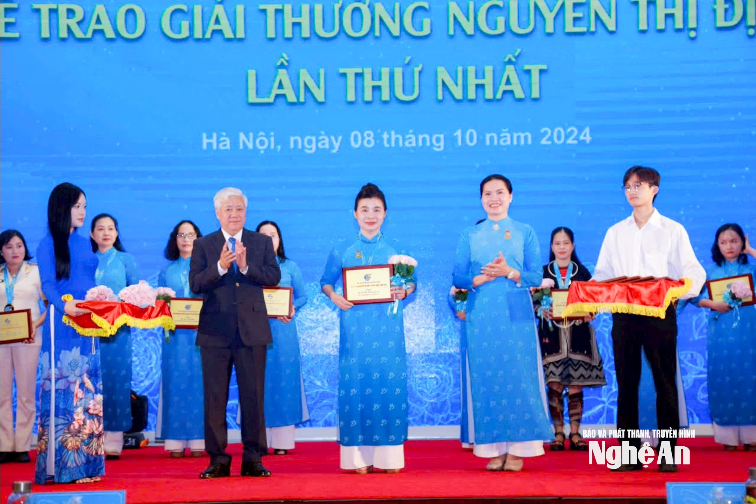 Đồng chí Lê Thị Hương Giang - Phó Chủ tịch Hội LHPN tỉnh được trao giải thưởng Nguyễn Thị Định do Trung ương Hội LHPN Việt Nam trao tặng.