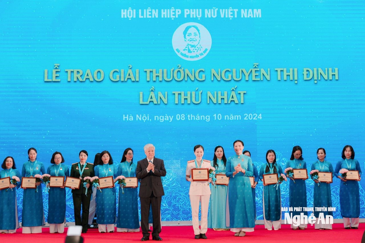 Đồng chí Nguyễn Việt Hà - Trưởng Ban Phụ nữ Công an tỉnh Nghệ An được trao giải thưởng Nguyễn Thị Định do Trung ương Hội LHPN Việt Nam trao tặng.