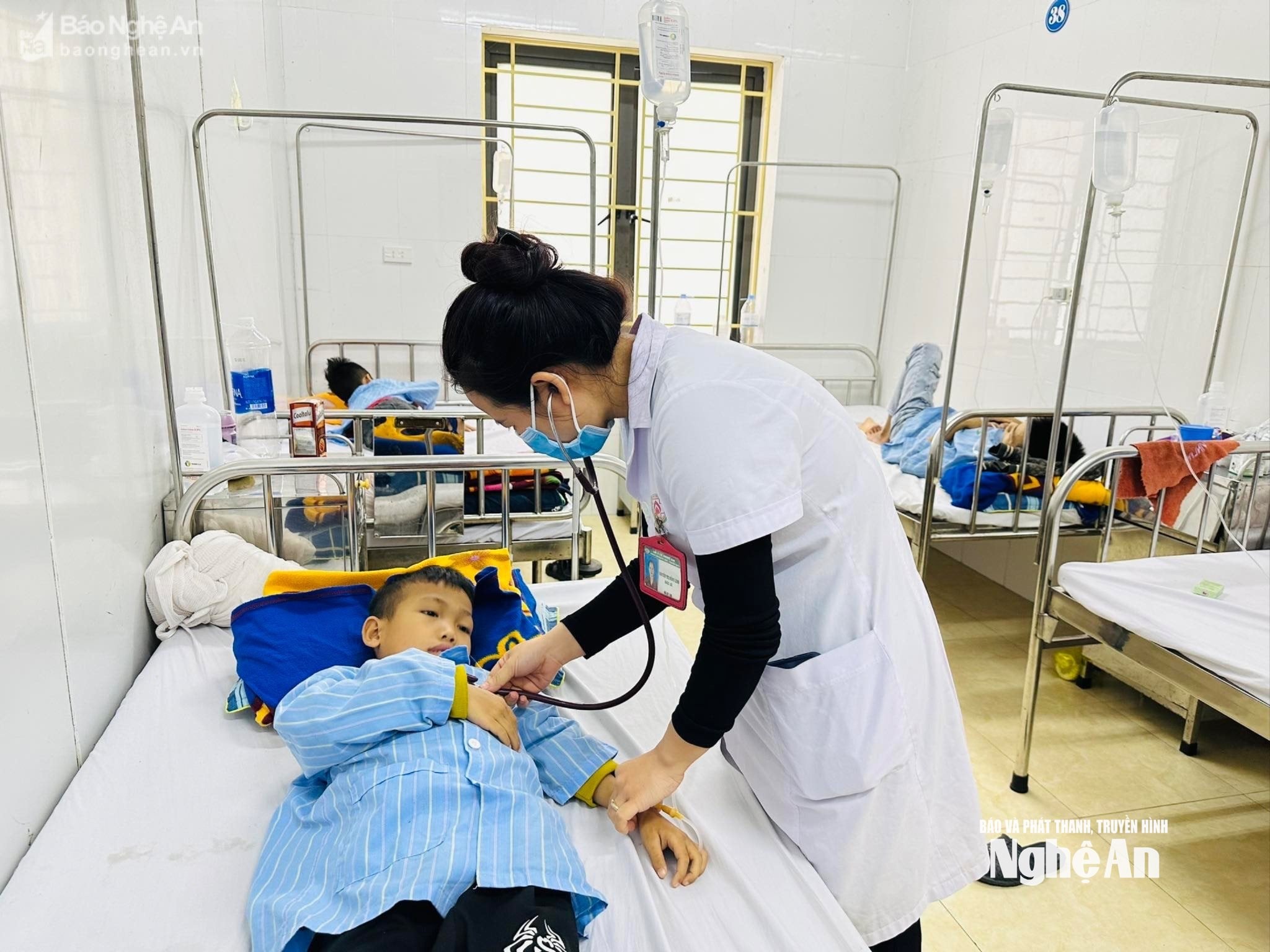 Khám và điều trị cho bệnh nhân bị bệnh tan máu bẩm sinh ở Trung tâm Huyết học và Truyền máu tỉnh. Ảnh: MH