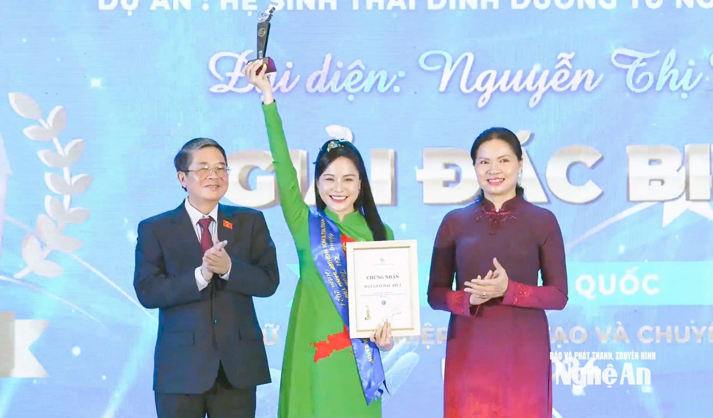 Các đồng chí Ủy viên Ban Chấp hành Trung ương Đảng: Nguyễn Đức Hải - Phó Chủ tịch Quốc hội; Hà Thị Nga - Chủ tịch Hội Liên hiệp Phụ nữ Việt Nam trao giải Đặc biệt cho Dự án “Hệ sinh thái dinh dưỡng từ nông sản xanh” của chị Nguyễn Thị Mến (SN 1991 - Giám đốc Công ty TNHH Sản xuất và Thương mại Mom Beauty. Ảnh: NVCC