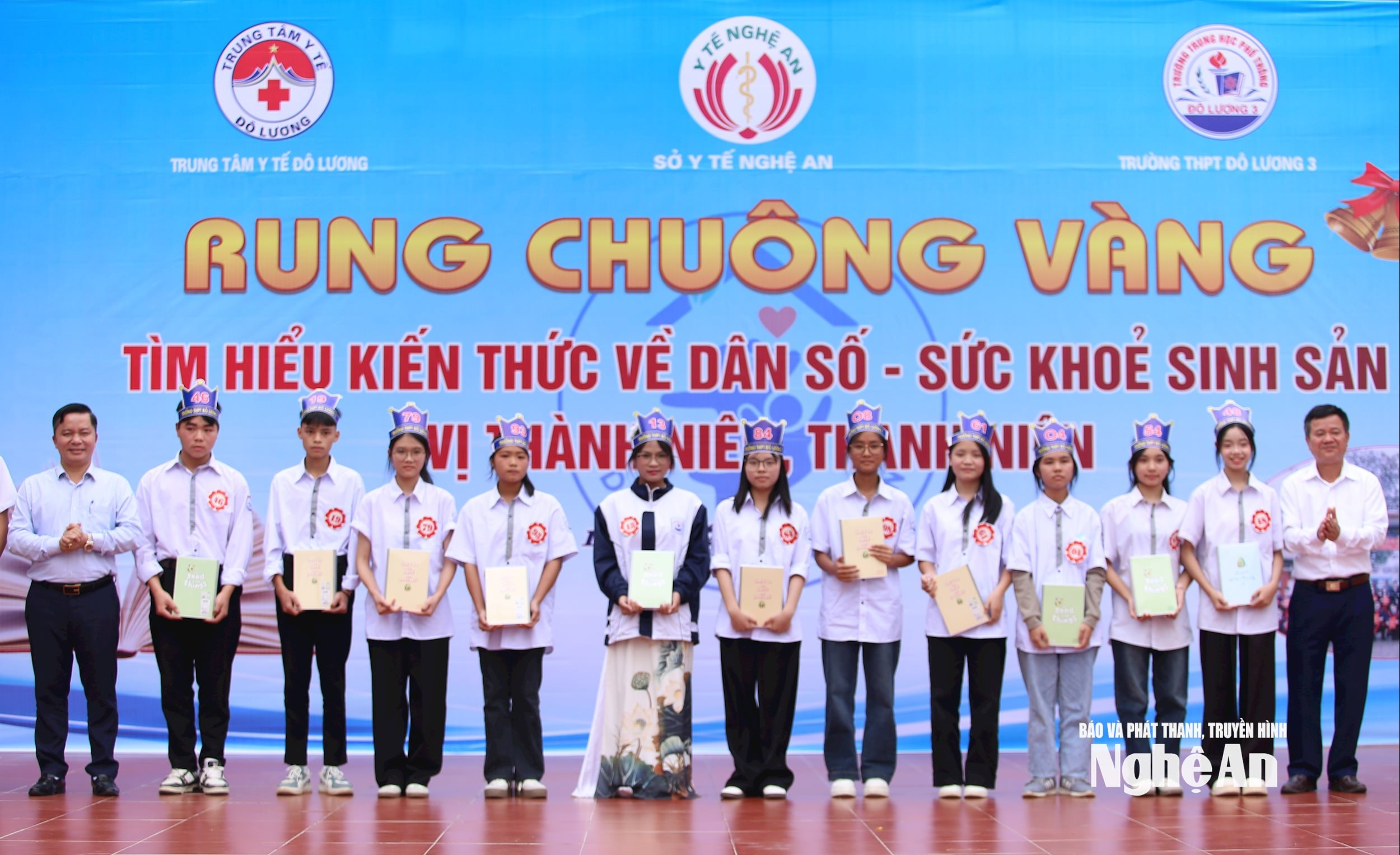 Sở Y tế tặng quà cho các em học sinh
