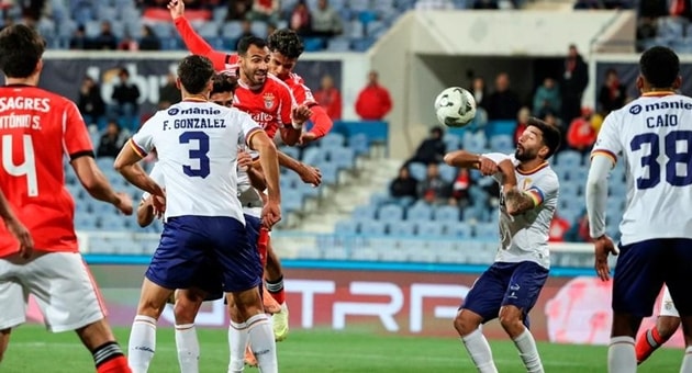 Benfica gặp nhiều khó khăn khi chạm trán Atletico CP.