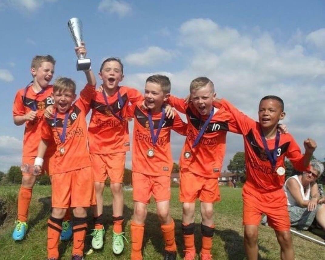 Nico O'Reilly (ngoài cùng, bên phải) cùng các đồng đội tại Moston Tigers