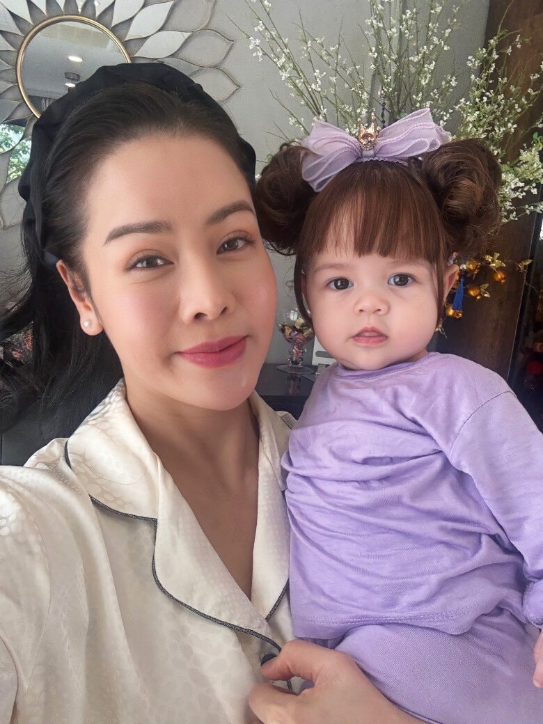 Con gái Nhật Kim Anh được nhận xét rõ nét lai Tây.