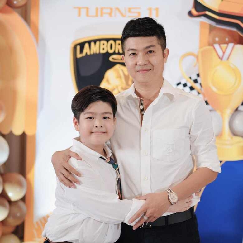 Bé Bửu Long được nhận xét điển trai giống hệt bố.