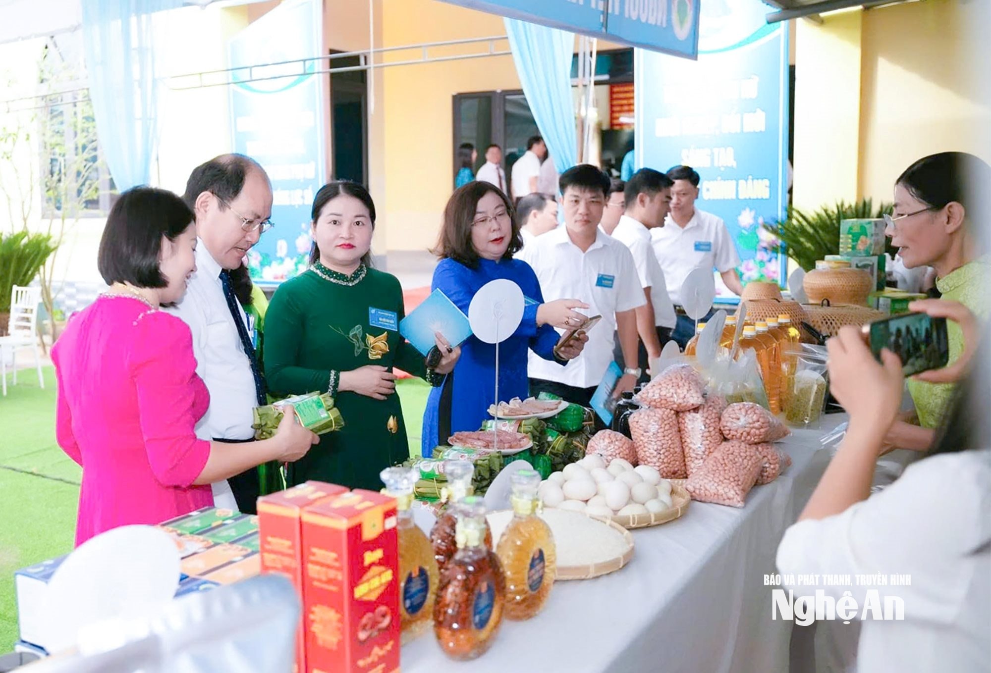 Lãnh đạo phường Vinh Lộc tham quan gian hàng trưng bày tại Đại hội đại biểu Hội LHPN phường Vinh Lộc nhiệm kỳ 2025 - 2030