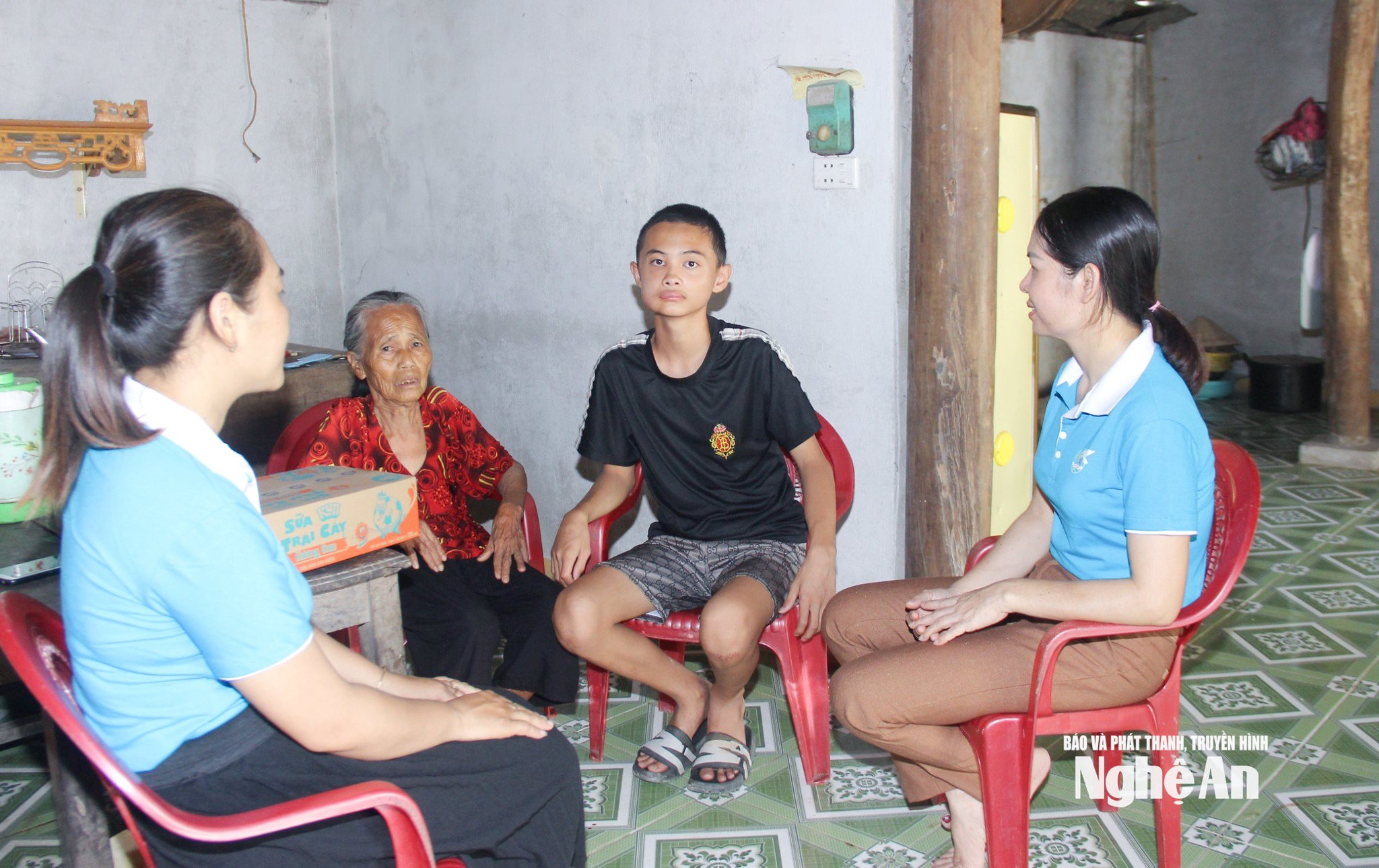  Cán bộ Hội Phụ nữ xã Đồng Văn (huyện Thanh Chương) gặp gỡ, động viên trẻ mồ côi. Ảnh MH