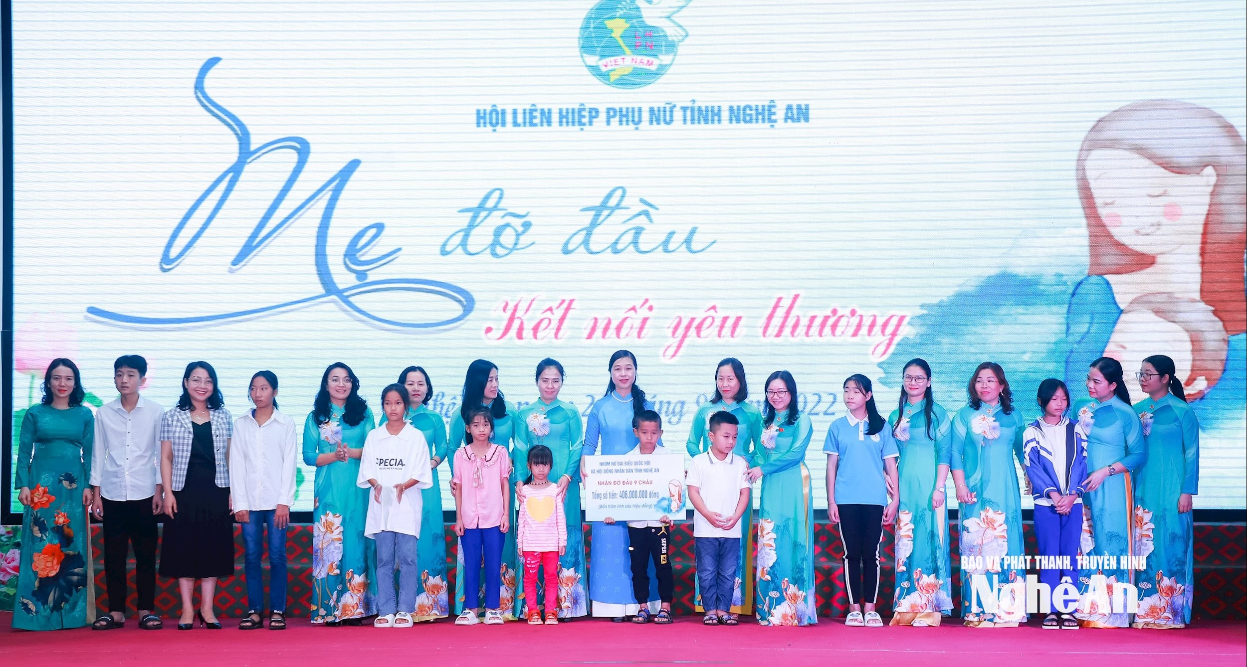  Đoàn Nữ đại biểu Quốc hội và HĐND tỉnh trao biển nhận đỡ đầu các em