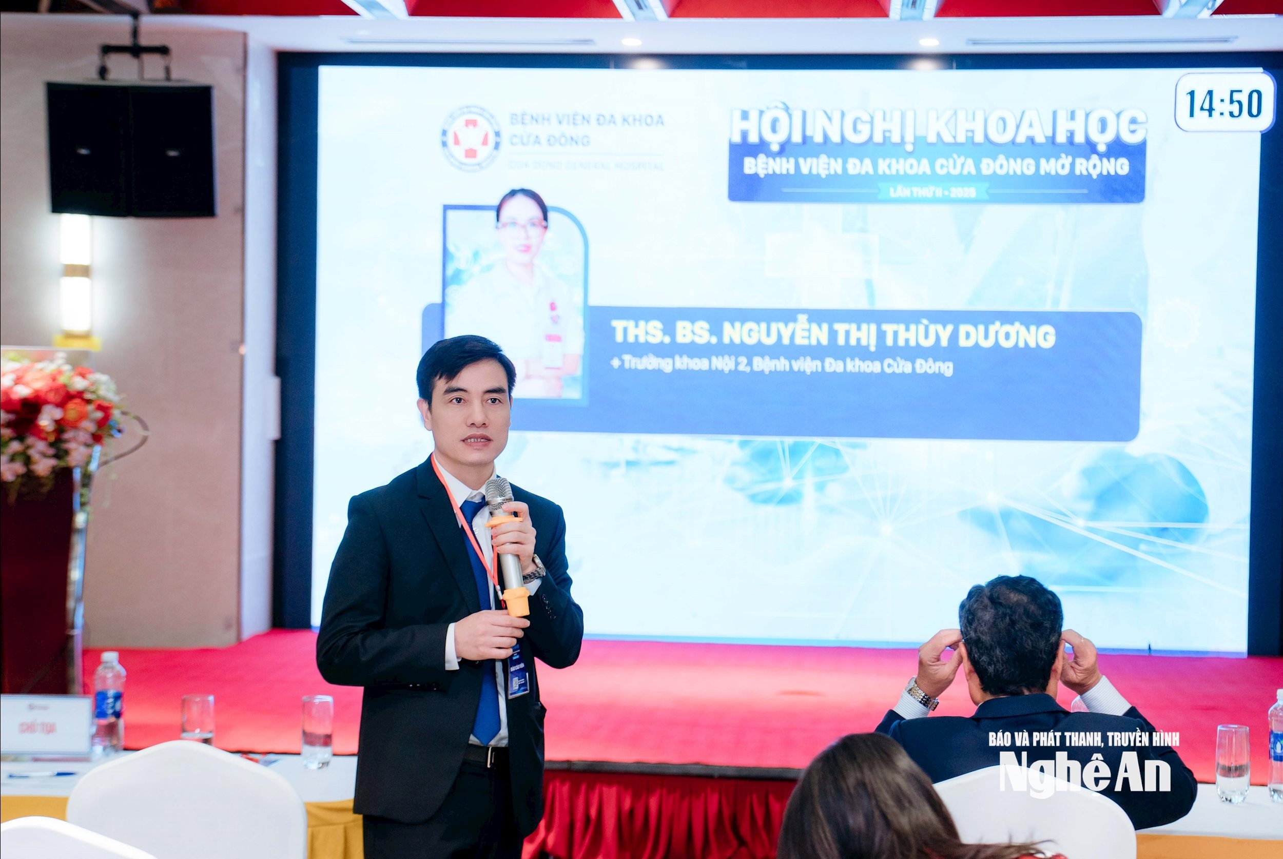 นายไท ดวน คอง รองผู้อำนวยการฝ่ายวิชาชีพโรงพยาบาล กล่าวในการประชุม