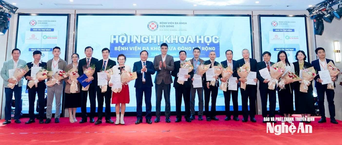 มอบดอกไม้ให้ผู้สื่อข่าว