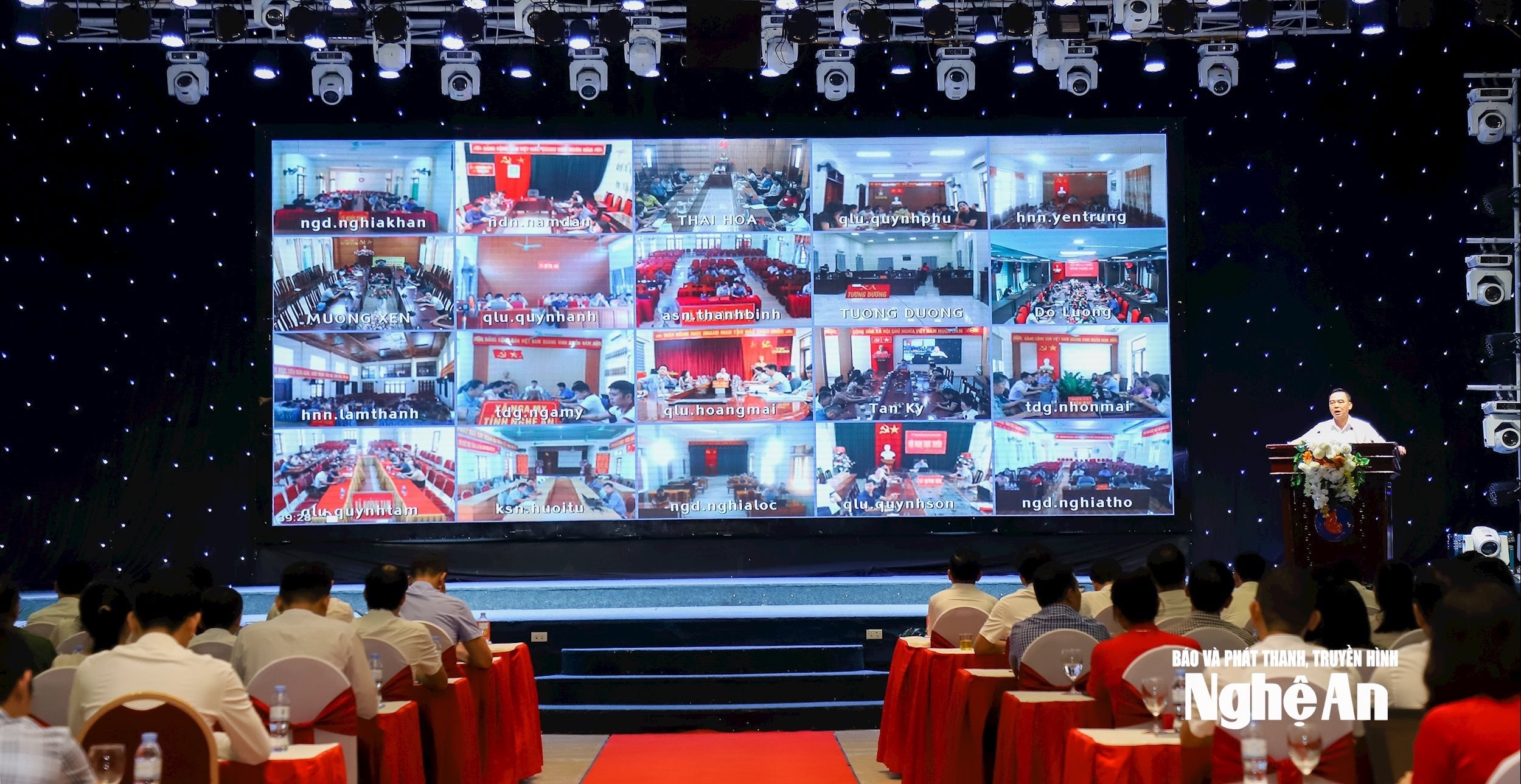 Hội nghị tập huấn nghiệp vụ thanh tra, tiếp công dân, xử lý đơn thư khi vận hành chính quyền địa phương 2 cấp được tổ chức theo hình thức trực tiếp kết hợp trực tuyến đến các phường, xã trên địa bàn tỉnh. Ảnh: Thành Duy