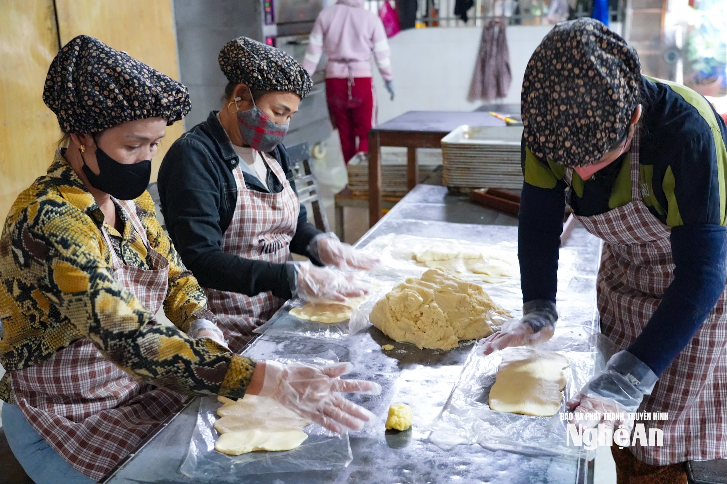 Từ năm 2011, nghề làm bánh nướng truyền thống được mở rộng, trở thành xưởng sản xuất quy mô ở làng Tân Sơn 6. Ảnh: T.P