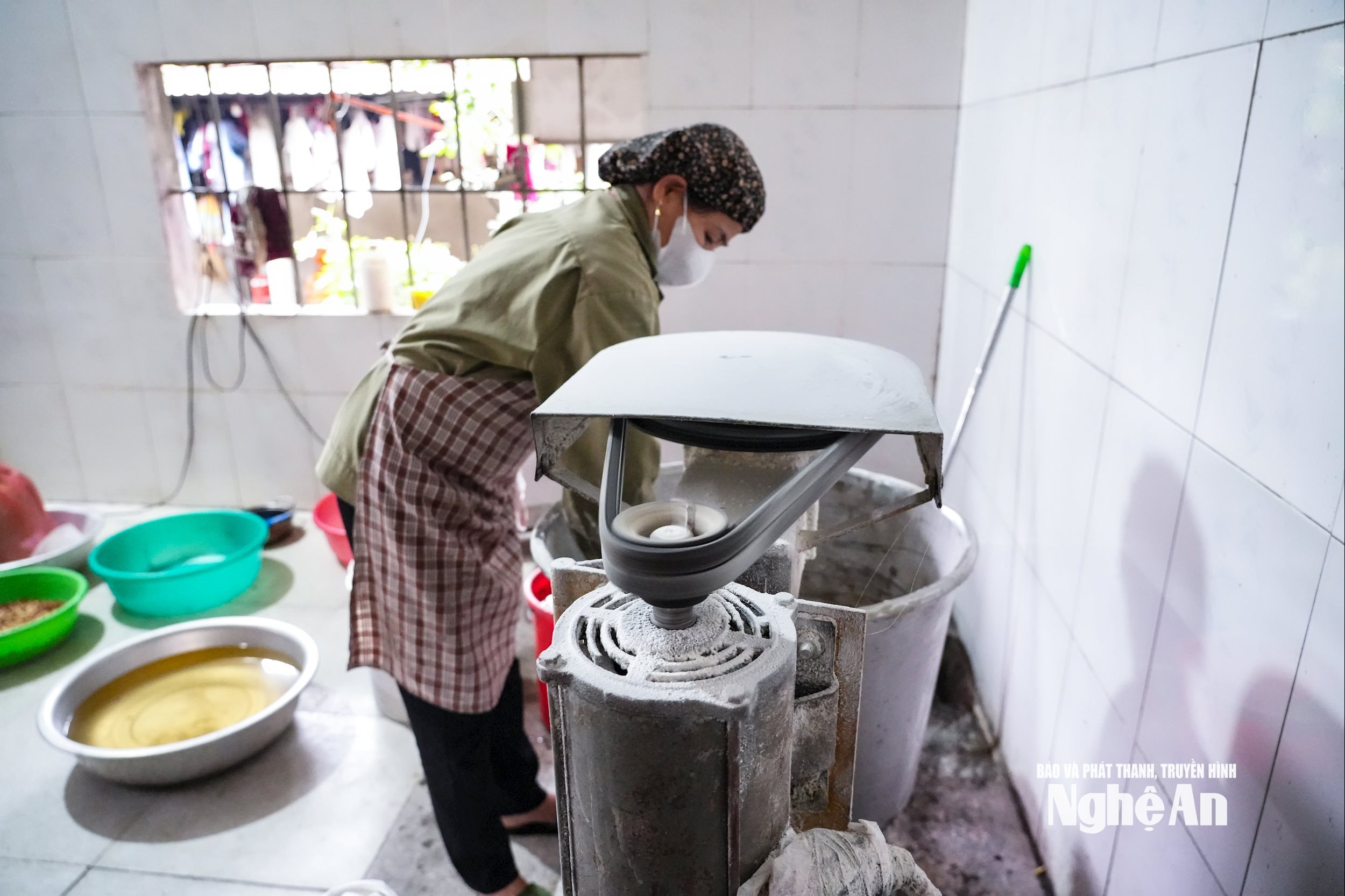 Khâu trộn bột được làm bằng máy. Ảnh: T.P