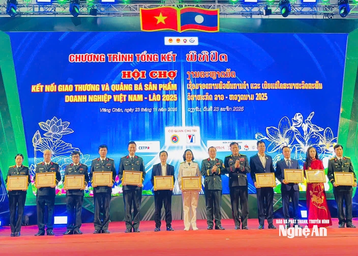 Sở Công Thương Nghệ An nhận bằng khen của Bộ trưởng Bộ quốc phòng về thành tích tiêu biểu trong tổ chức, tham gia Hội chợ. Ảnh: PV