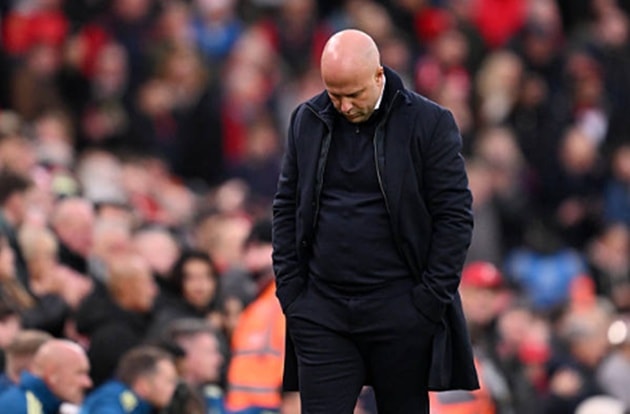 Arne Slot đang gặp vấn đề nghiêm trọng với Liverpool.
