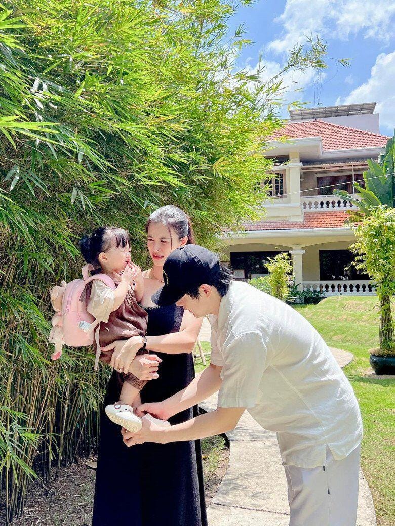 Đông Nhi lo lắng khi con gái bật khóc trong ngày đi học.