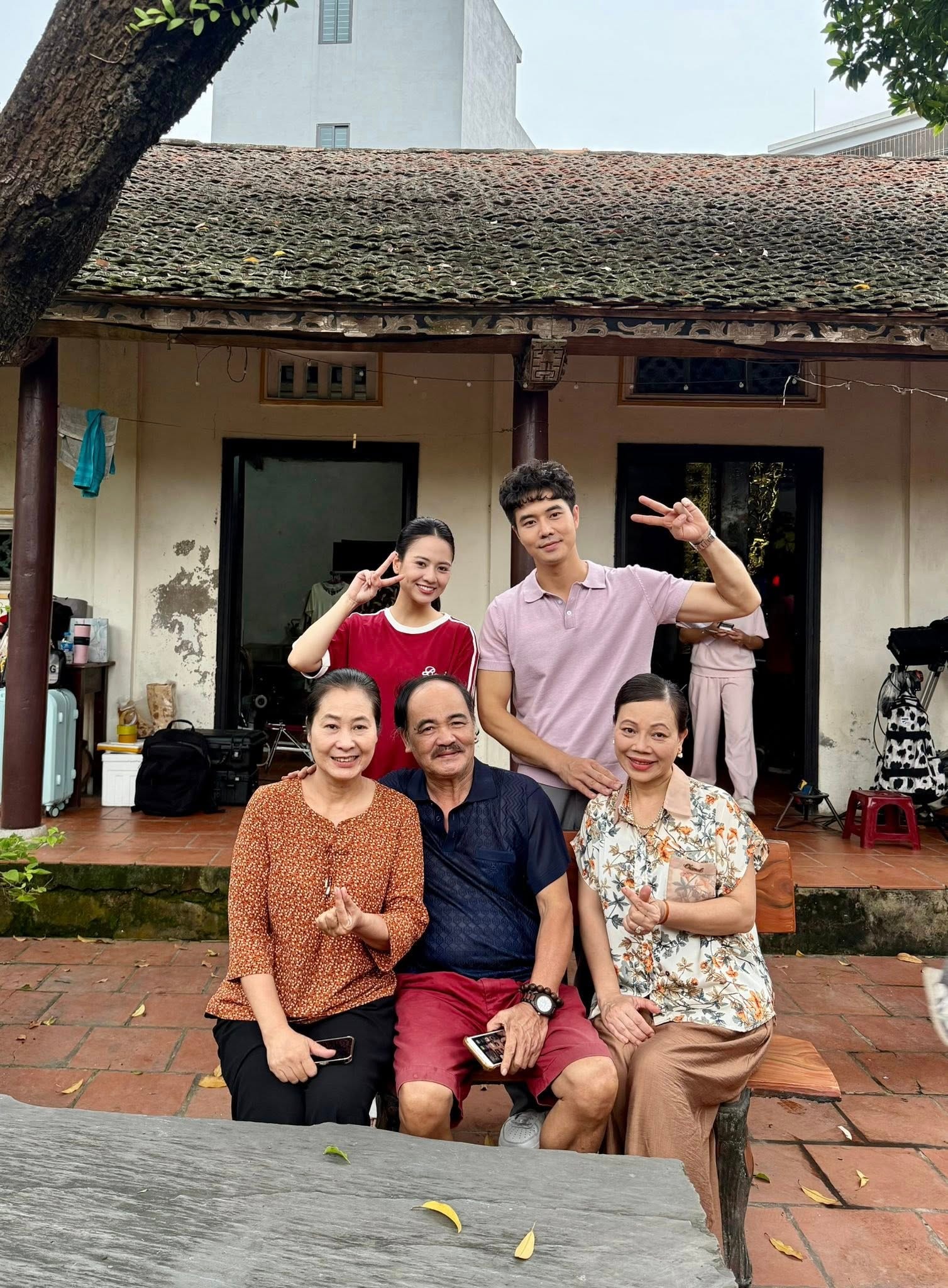 Hậu trường cảnh quay có sự tham gia của Ngân, Dũng và bố mẹ hai bên.