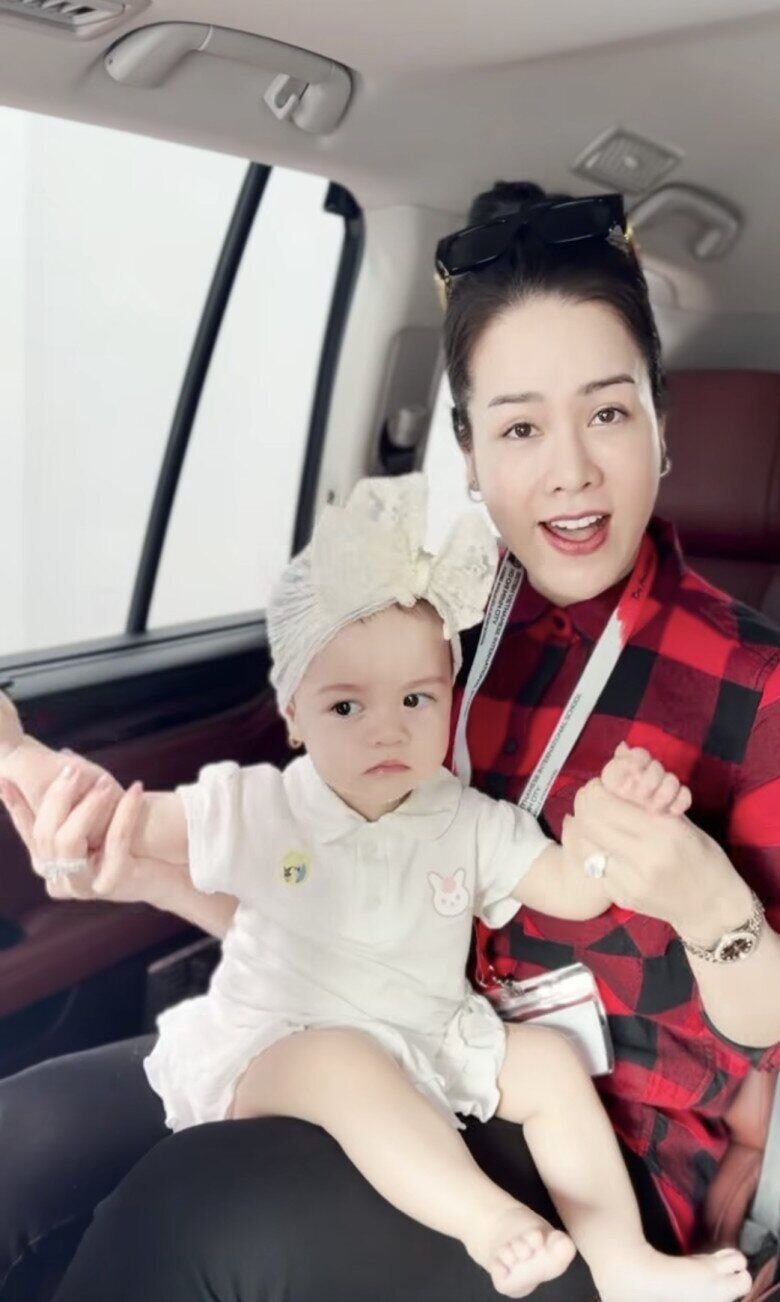 Julia mới 10 tháng tuổi nhưng đã rất dạn dĩ ở môi trường mới.