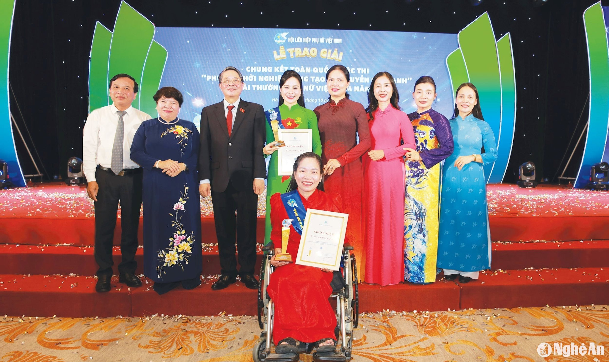 Lãnh đạo Trung ương và tỉnh Nghệ An chụp ảnh lưu niệm với 2 gương mặt xuất sắc tham dự cuộc thi. Ảnh- NVCC