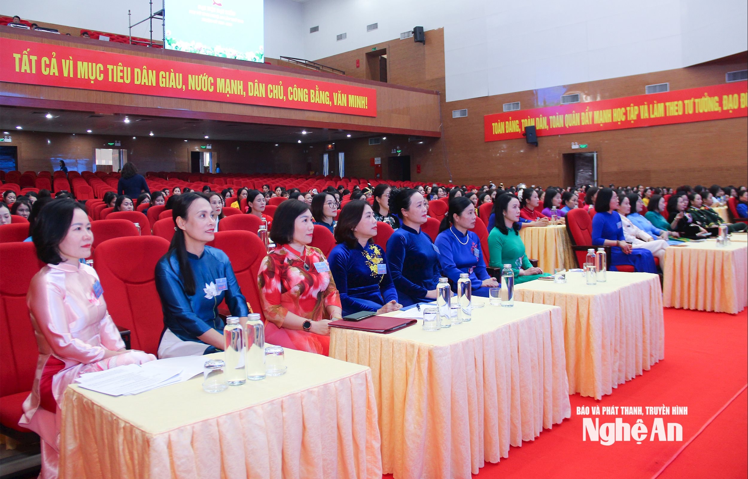  Các đại biểu là l