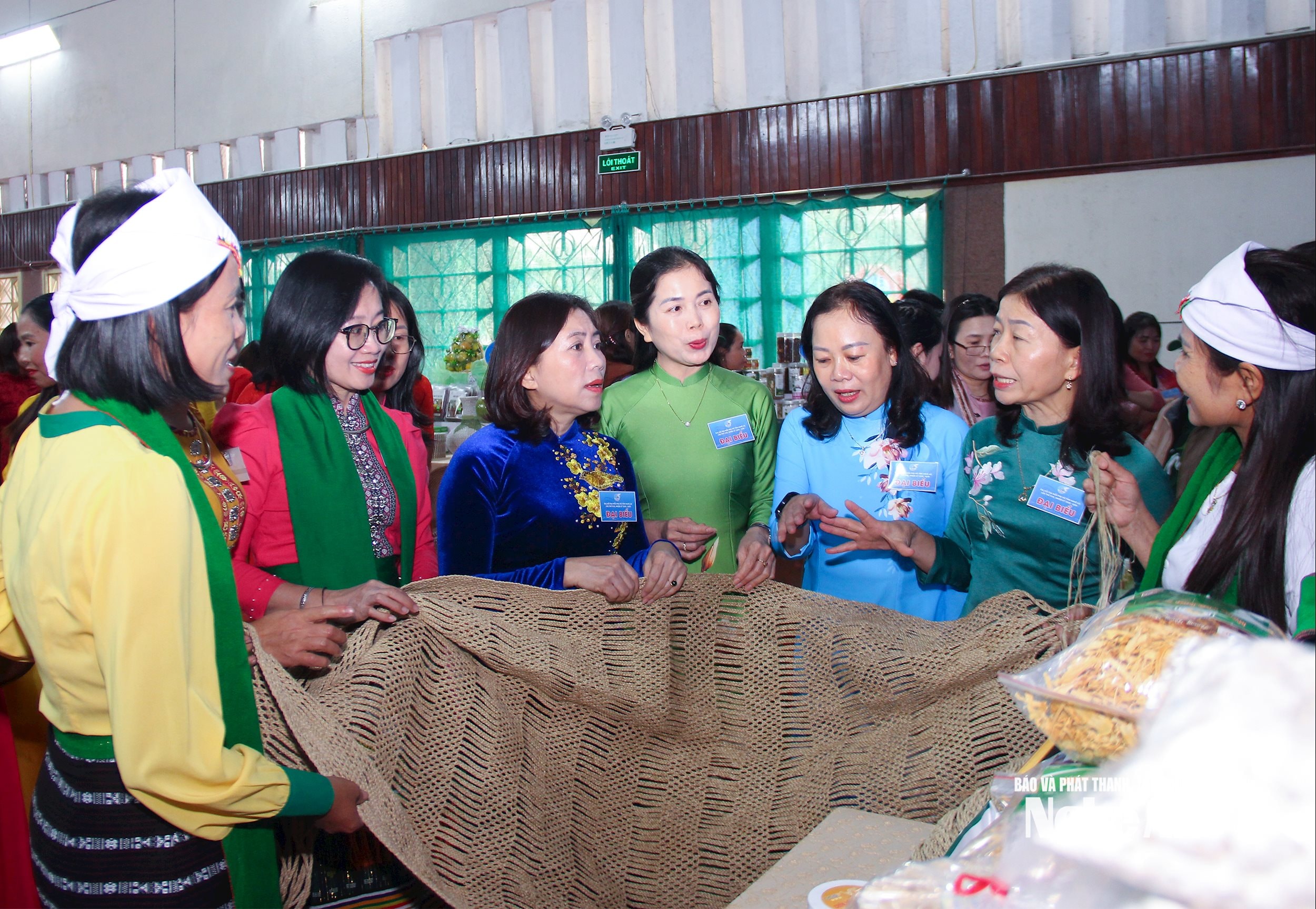  Các đại biểu tham quan gian hàng sản phẩm võng gai do chị em đồng bào dân tộc thiểu số xã Tiên Kỳ. Ảnh Mai Hoa