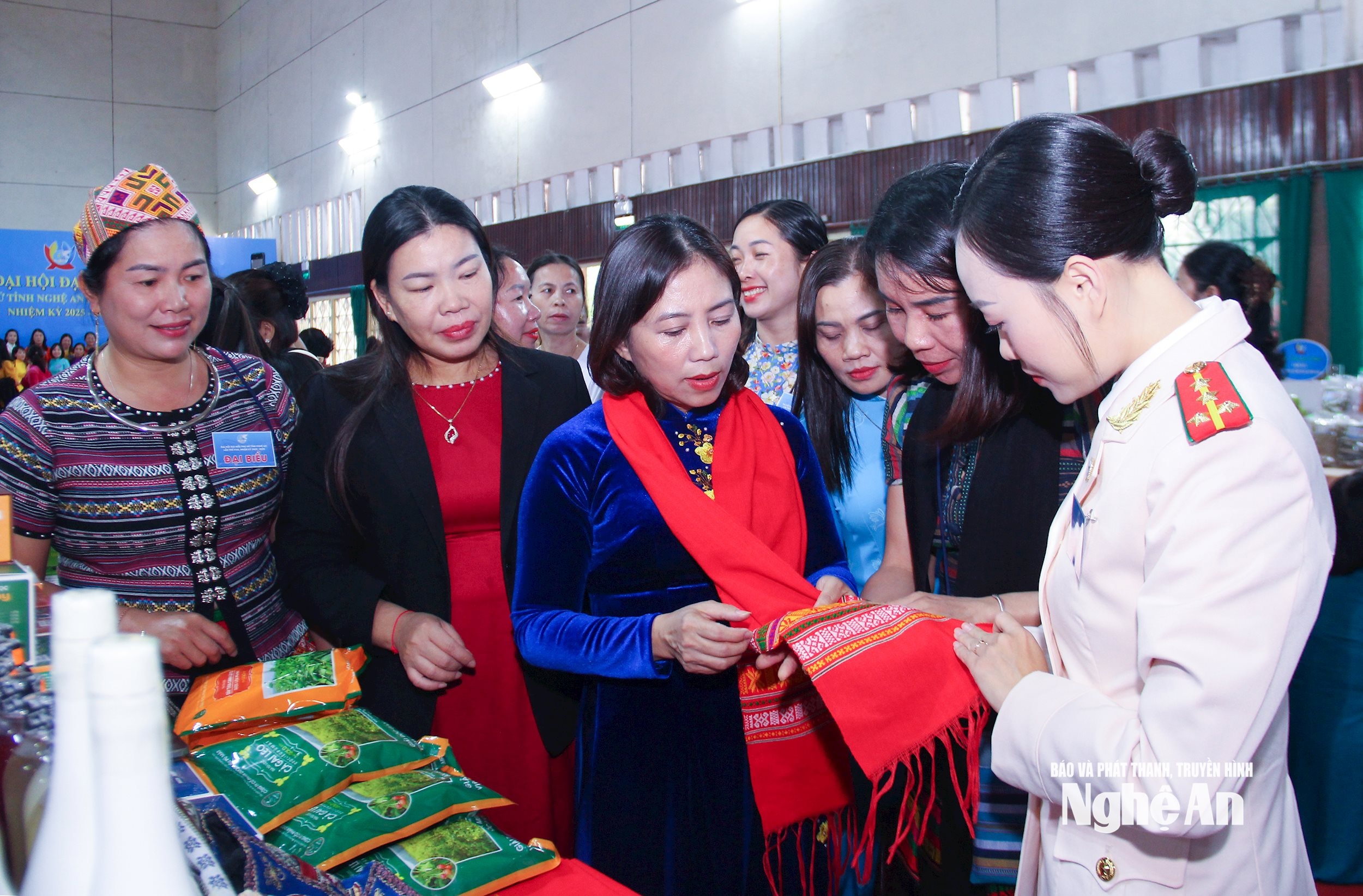  Các đại biểu than quan gian hàng dệt thổ cẩm của chị em đồng bào dân tộc miền Tây Nghệ An. Ảnh Mai Hoa