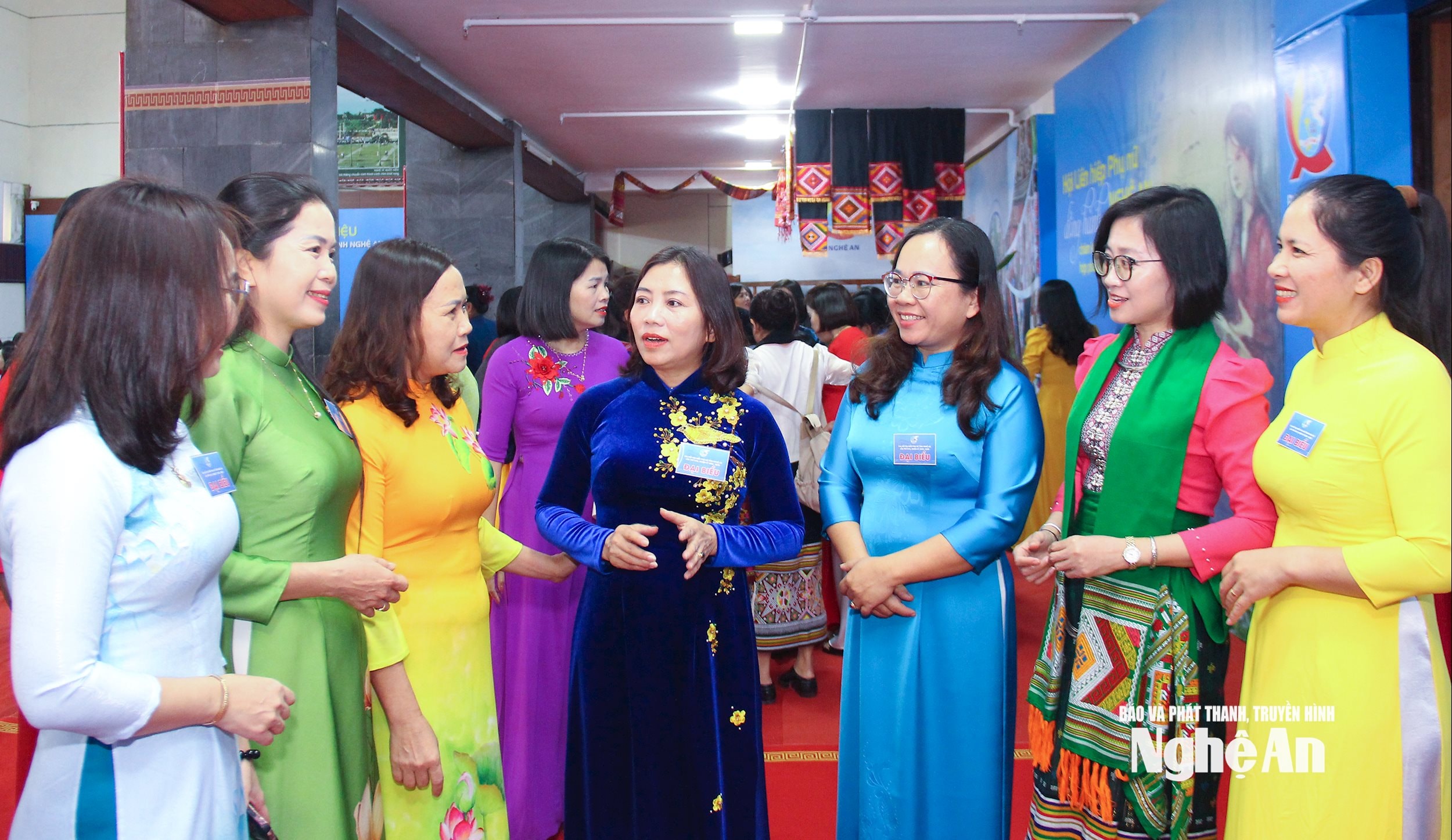  Các đại biểu trao đổi bên lề Đại hội. Ảnh- Mai Hoa