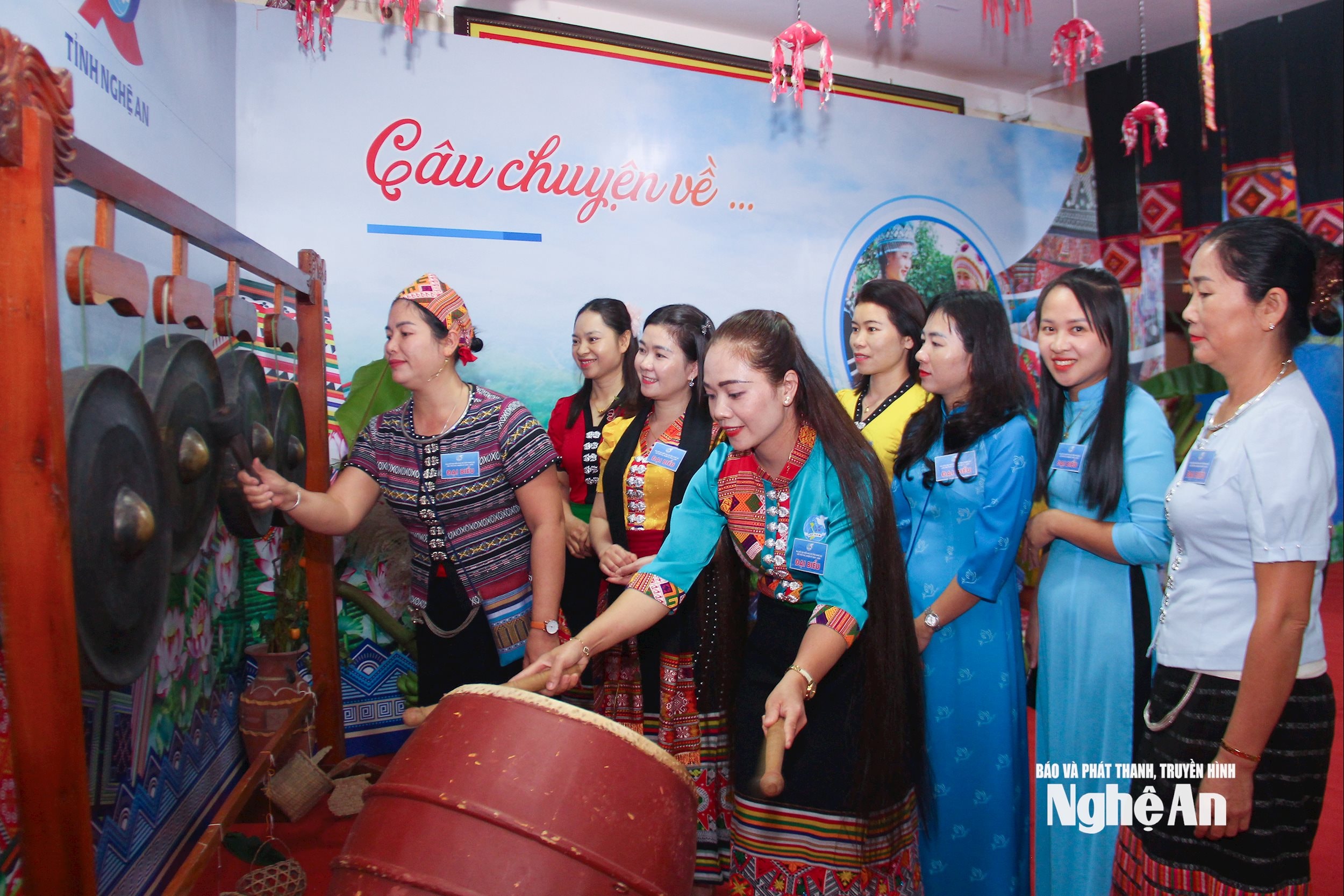  Không gian cồng chiêng bên lề Đại hội. Ảnh Mai Hoa