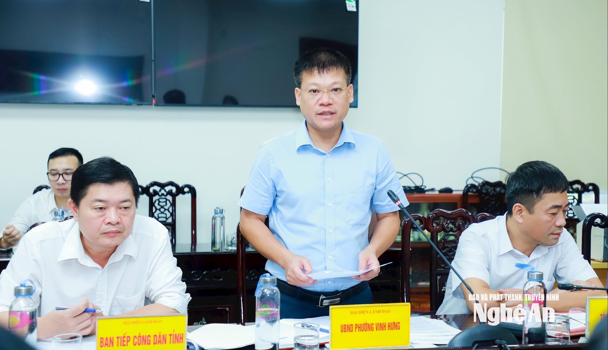 Lãnh đạo UBND phường Vinh Hưng phát biểu tại phiên tiếp công dân định kỳ tháng 10. Ảnh tư li: Thành Duy